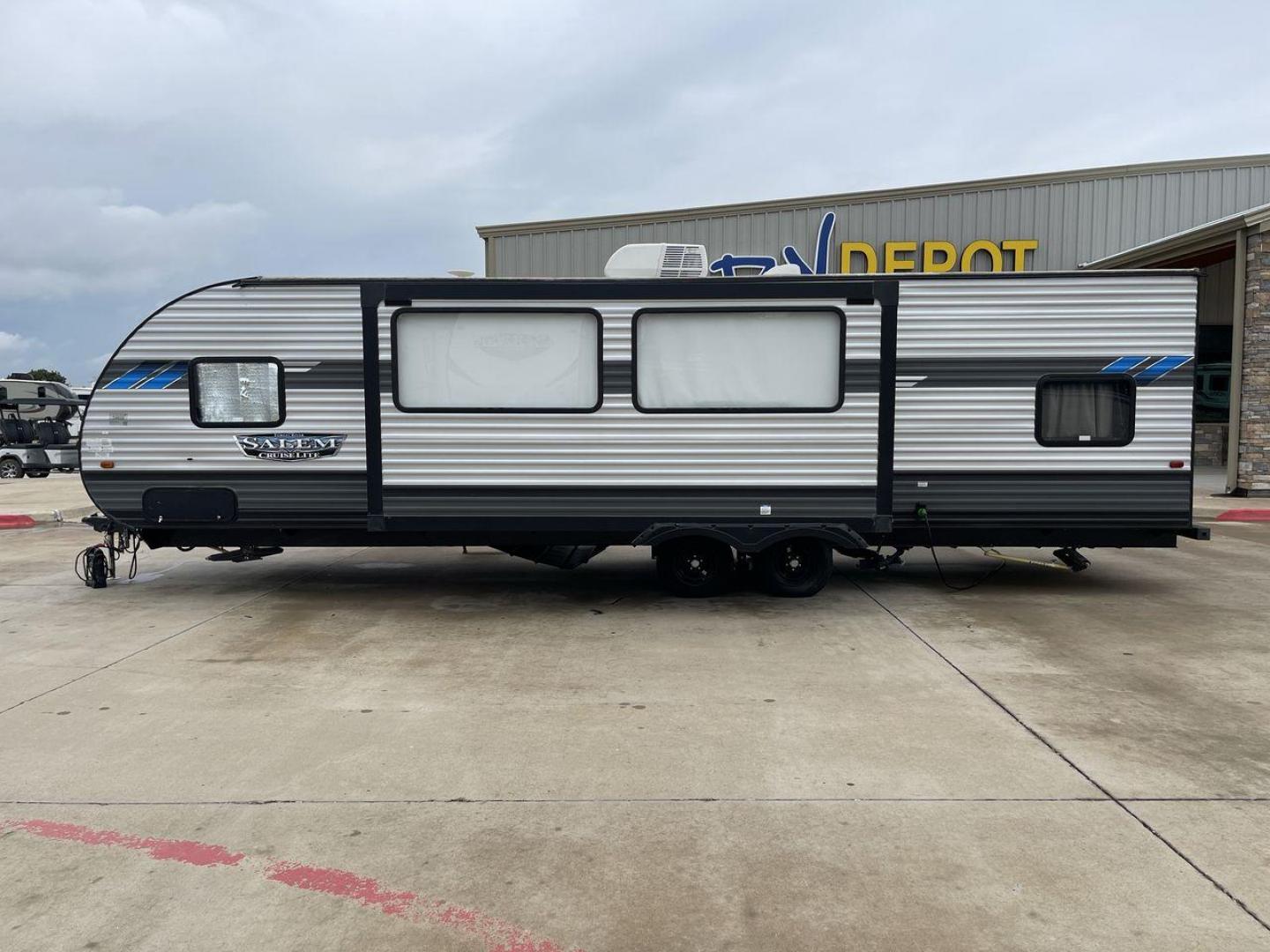 2022 FOREST RIVER SALEM 273QBXL (4X4TSMC28N7) , Length: 33.42 ft. | Dry Weight: 6,028 lbs. | Slides: 1 transmission, located at 4319 N Main Street, Cleburne, TX, 76033, (817) 221-0660, 32.435829, -97.384178 - Photo#24