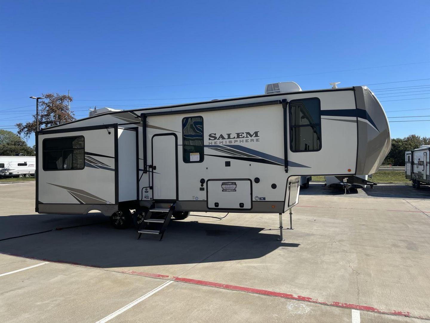 2022 FOREST RIVER SALEM HEMISPHERE 286 (4X4FSBE29NV) , Length: 33.92 ft. | Dry Weight: 9,229 lbs. | Slides: 3 transmission, located at 4319 N Main Street, Cleburne, TX, 76033, (817) 221-0660, 32.435829, -97.384178 - The 2022 Forest River Salem Hemisphere 286RL is a travel trailer that combines luxury, innovation, and comfort for an unparalleled camping experience. This travel trailer is designed for those who seek a blend of sophistication and functionality in their RVing lifestyle. The living area features plu - Photo#23