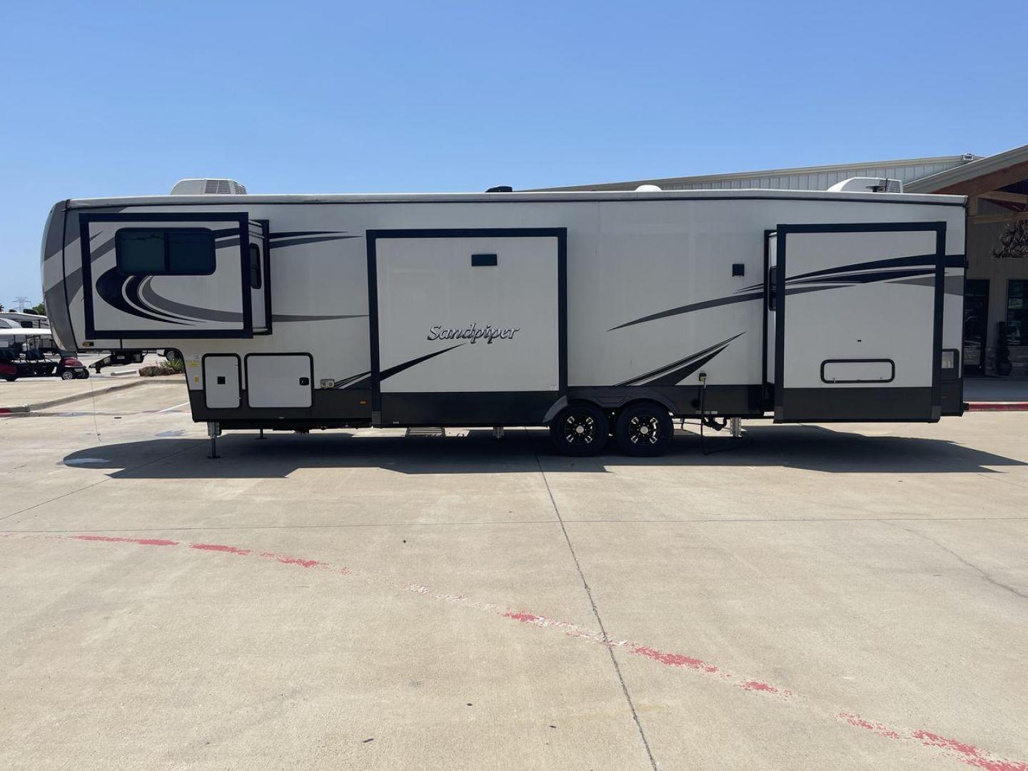 2022 FOREST RIVER SANDPIPER 379FLOK (4X4FSAP22NJ) , Length: 42.75 ft. | Dry Weight: 13,069 lbs. | Gross Weight: 16,069 lbs. | Slides: 6 transmission, located at 4319 N Main Street, Cleburne, TX, 76033, (817) 221-0660, 32.435829, -97.384178 - The 2022 Forest River Sandpiper 379FLOK is a luxury fifth wheel designed to provide top-tier comfort and spacious living for extended stays or full-time RVers. At a length of 42.75 feet, this model offers a grand interior space that includes six slide-outs, ensuring an expansive layout that feels li - Photo#24