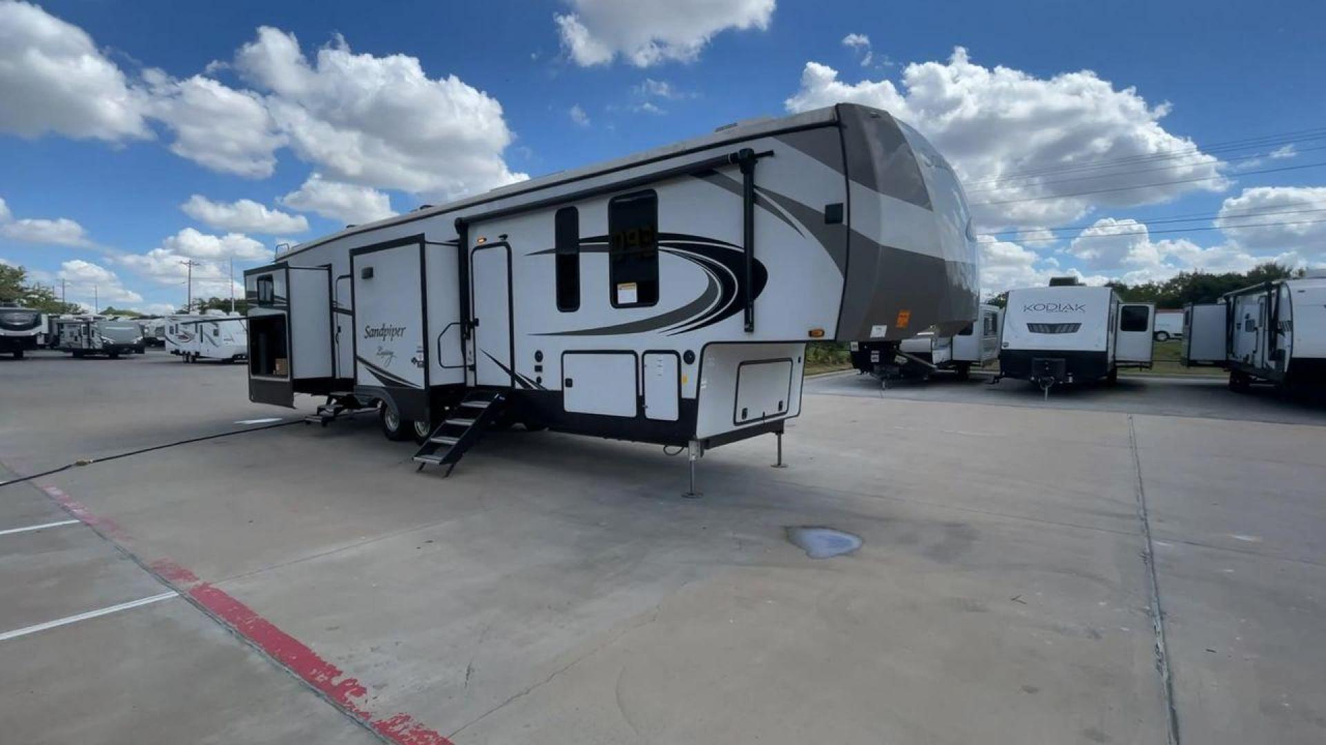 2022 FOREST RIVER SANDPIPER 384QBOK (4X4FSAP29NJ) , Length: 41.67 ft. | Dry Weight: 13,132 lbs. | Gross Weight: 16,132 lbs. | Slides: 6 transmission, located at 4319 N Main Street, Cleburne, TX, 76033, (817) 221-0660, 32.435829, -97.384178 - Photo#3