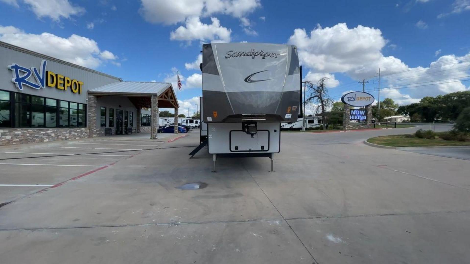 2022 FOREST RIVER SANDPIPER 384QBOK (4X4FSAP29NJ) , Length: 41.67 ft. | Dry Weight: 13,132 lbs. | Gross Weight: 16,132 lbs. | Slides: 6 transmission, located at 4319 N Main Street, Cleburne, TX, 76033, (817) 221-0660, 32.435829, -97.384178 - Photo#4