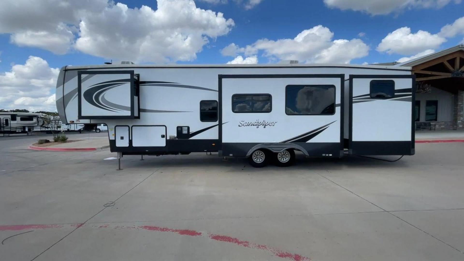 2022 FOREST RIVER SANDPIPER 384QBOK (4X4FSAP29NJ) , Length: 41.67 ft. | Dry Weight: 13,132 lbs. | Gross Weight: 16,132 lbs. | Slides: 6 transmission, located at 4319 N Main Street, Cleburne, TX, 76033, (817) 221-0660, 32.435829, -97.384178 - Photo#6