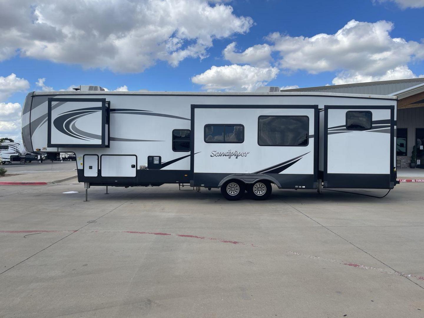 2022 FOREST RIVER SANDPIPER 384QBOK (4X4FSAP29NJ) , Length: 41.67 ft. | Dry Weight: 13,132 lbs. | Gross Weight: 16,132 lbs. | Slides: 6 transmission, located at 4319 N Main Street, Cleburne, TX, 76033, (817) 221-0660, 32.435829, -97.384178 - Photo#24