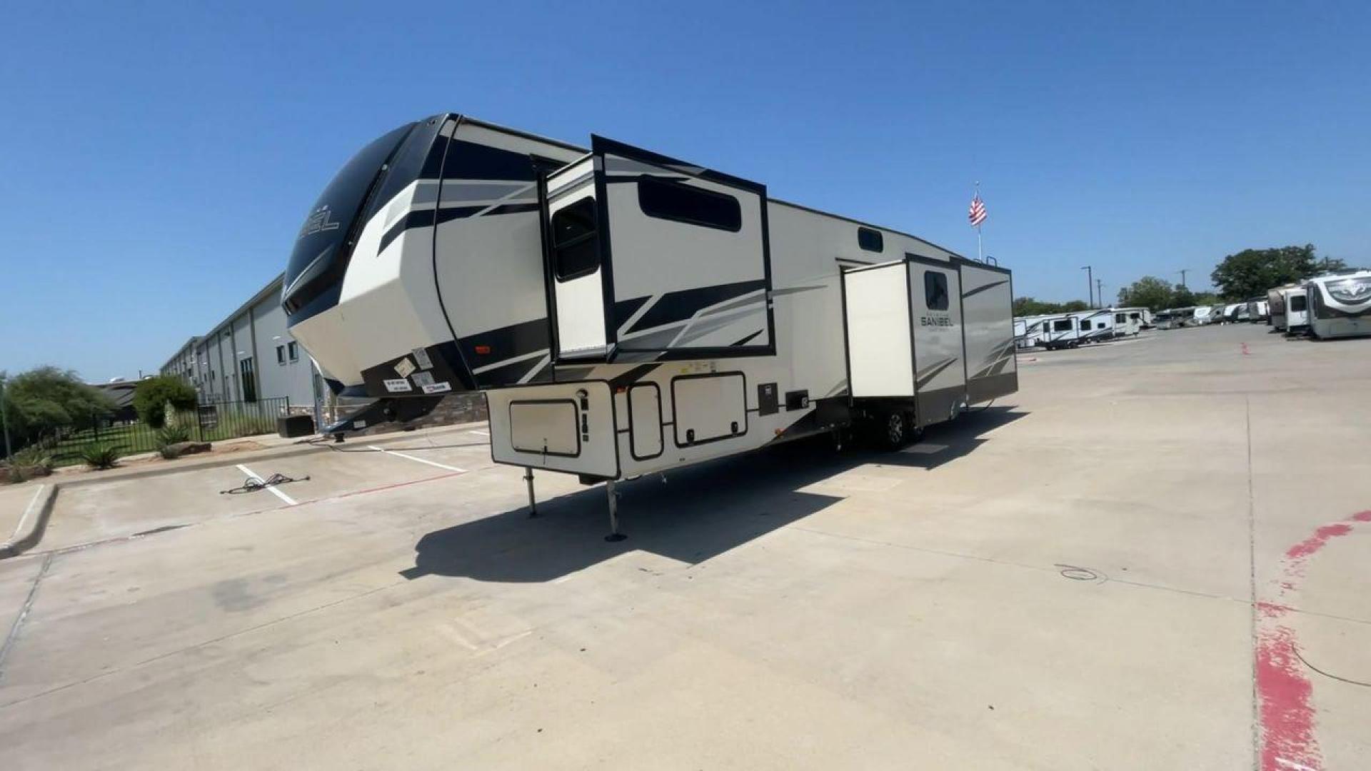 2022 FOREST RIVER SANIBEL 3902 (5ZT3SN4B3NG) , Length: 43.67 ft. | Dry Weight: 14,114 lbs. | Slides: 4 transmission, located at 4319 N Main Street, Cleburne, TX, 76033, (817) 221-0660, 32.435829, -97.384178 - Photo#5