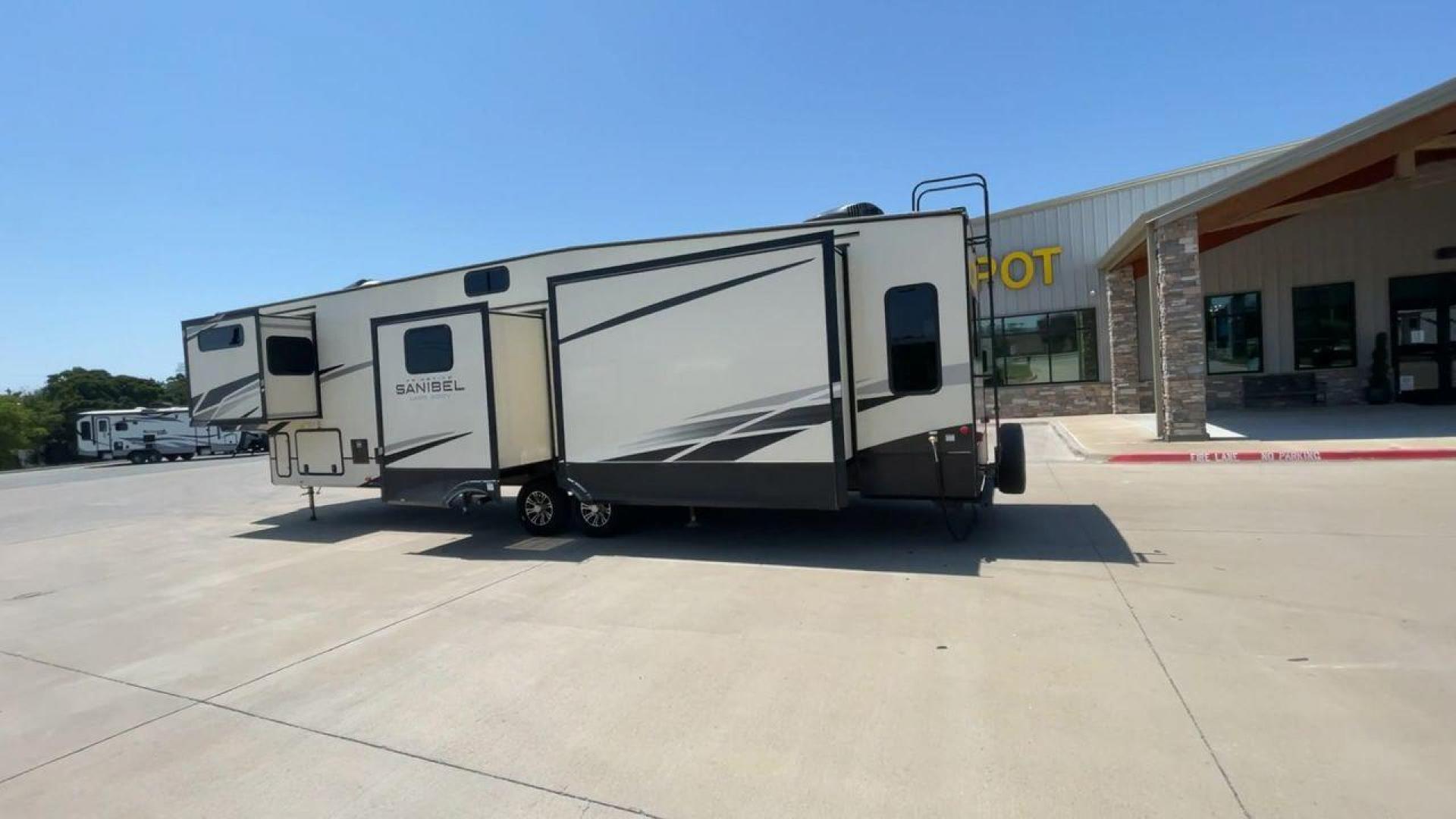 2022 FOREST RIVER SANIBEL 3902 (5ZT3SN4B3NG) , Length: 43.67 ft. | Dry Weight: 14,114 lbs. | Slides: 4 transmission, located at 4319 N Main Street, Cleburne, TX, 76033, (817) 221-0660, 32.435829, -97.384178 - Photo#7