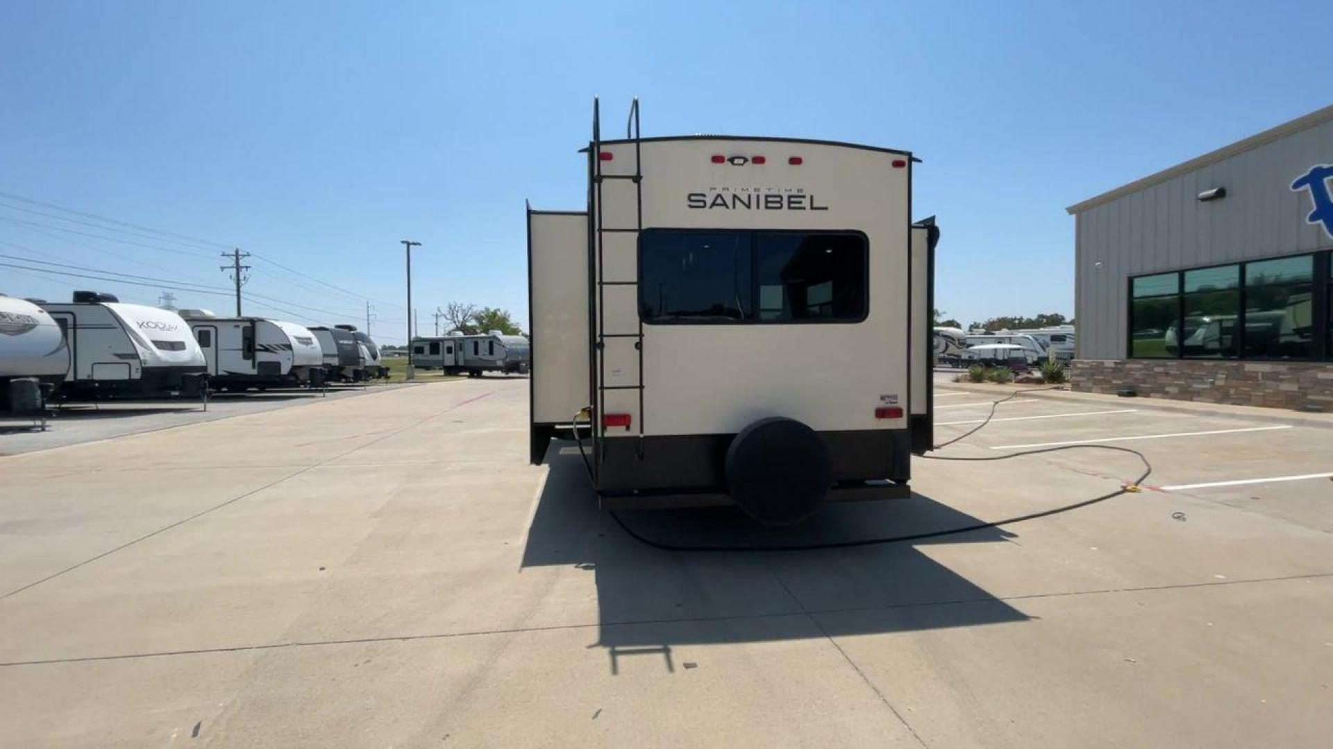 2022 FOREST RIVER SANIBEL 3902 (5ZT3SN4B3NG) , Length: 43.67 ft. | Dry Weight: 14,114 lbs. | Slides: 4 transmission, located at 4319 N Main Street, Cleburne, TX, 76033, (817) 221-0660, 32.435829, -97.384178 - Photo#8