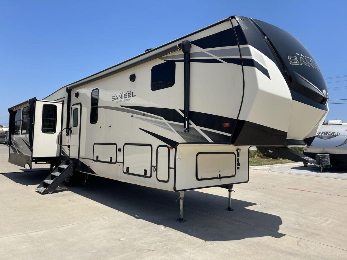 2022 FOREST RIVER SANIBEL 3902 (5ZT3SN4B3NG) , Length: 43.67 ft. | Dry Weight: 14,114 lbs. | Slides: 4 transmission, located at 4319 N Main Street, Cleburne, TX, 76033, (817) 221-0660, 32.435829, -97.384178 - Photo#23