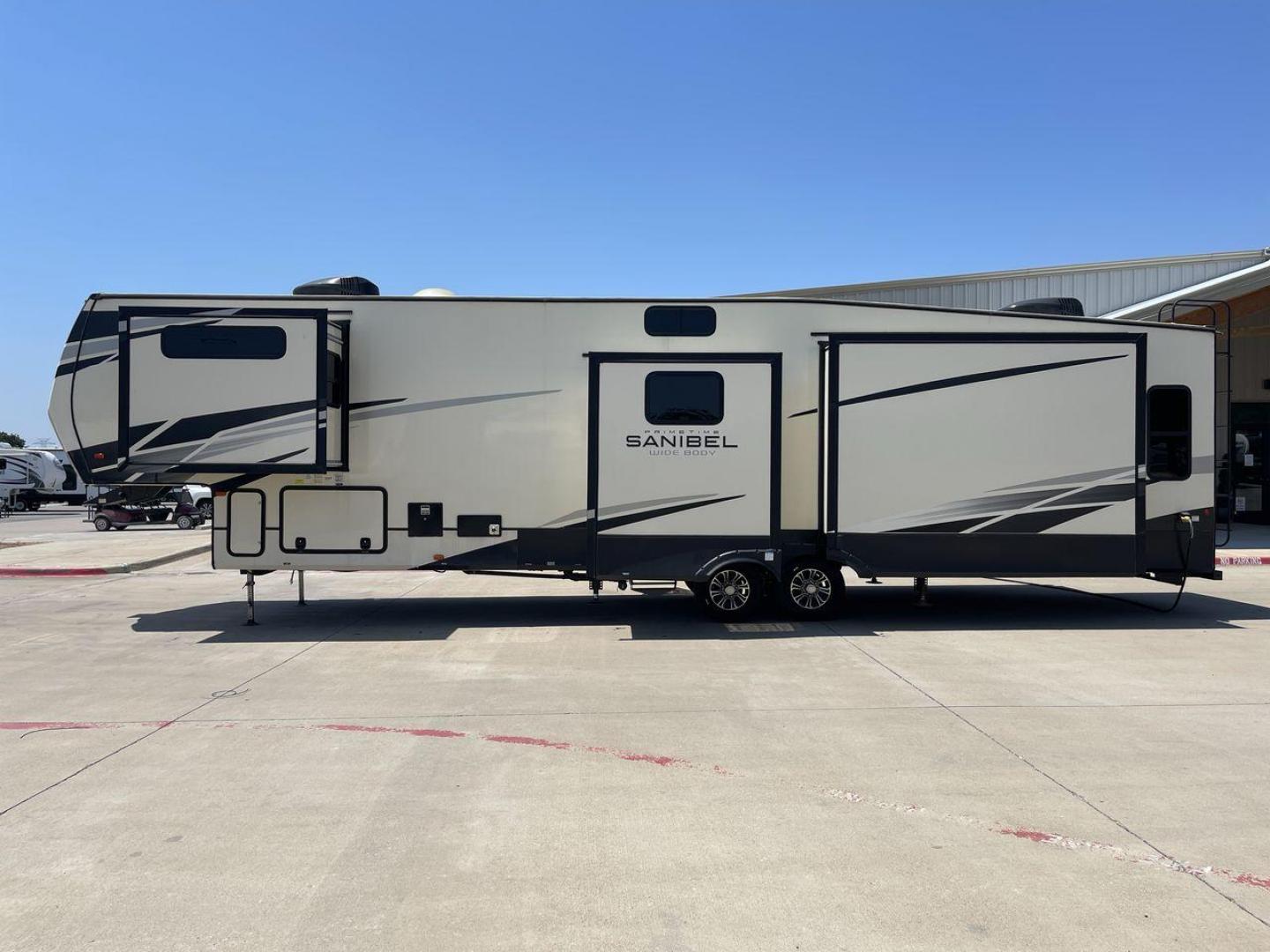 2022 FOREST RIVER SANIBEL 3902 (5ZT3SN4B3NG) , Length: 43.67 ft. | Dry Weight: 14,114 lbs. | Slides: 4 transmission, located at 4319 N Main Street, Cleburne, TX, 76033, (817) 221-0660, 32.435829, -97.384178 - Photo#24