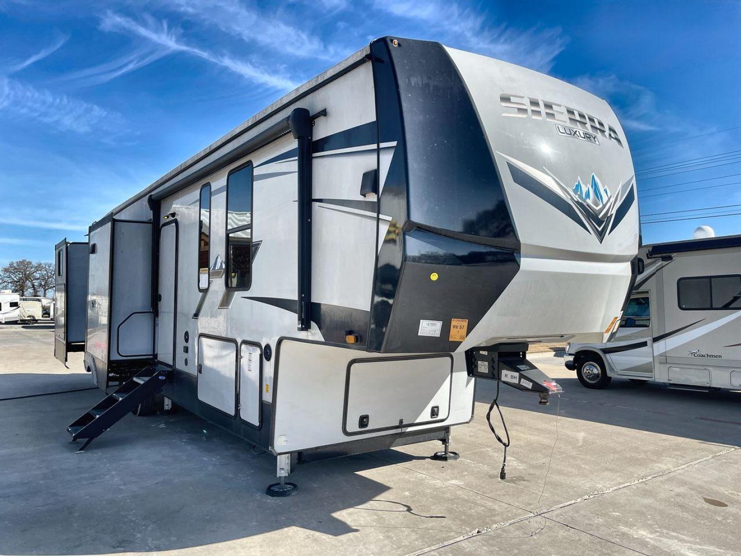 2022 FOREST RIVER SIERRA 384QBOK (4X4FSEP25NJ) , Length: 41.67 ft | Dry Weight: 13,132 lbs | Gross Weight: 16,132 lbs | Slides: 5 transmission, located at 4319 N Main Street, Cleburne, TX, 76033, (817) 221-0660, 32.435829, -97.384178 - Measuring 41.67 feet in length, the 2022 Forest River Sierra 384QBOK provides plenty of space for traveling families or full-time RVers. With a dry weight of 13,132 lbs and a gross weight of 16,132 lbs, it is designed to handle long journeys with ease. The five slide-outs expand the interior, offeri - Photo#23