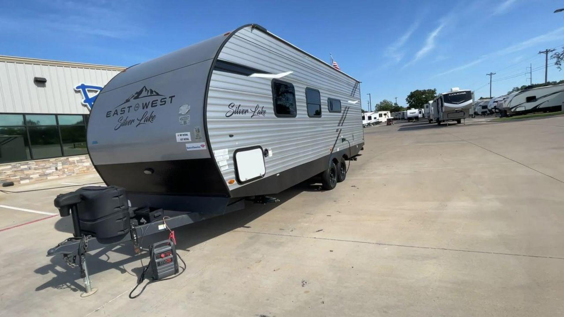 2022 FOREST RIVER SILVER LAKE 25KRB (5ZT2SKPB1N9) , Length: 28.08 ft. | Dry Weight: 4,976 lbs. transmission, located at 4319 N Main Street, Cleburne, TX, 76033, (817) 221-0660, 32.435829, -97.384178 - Photo#5