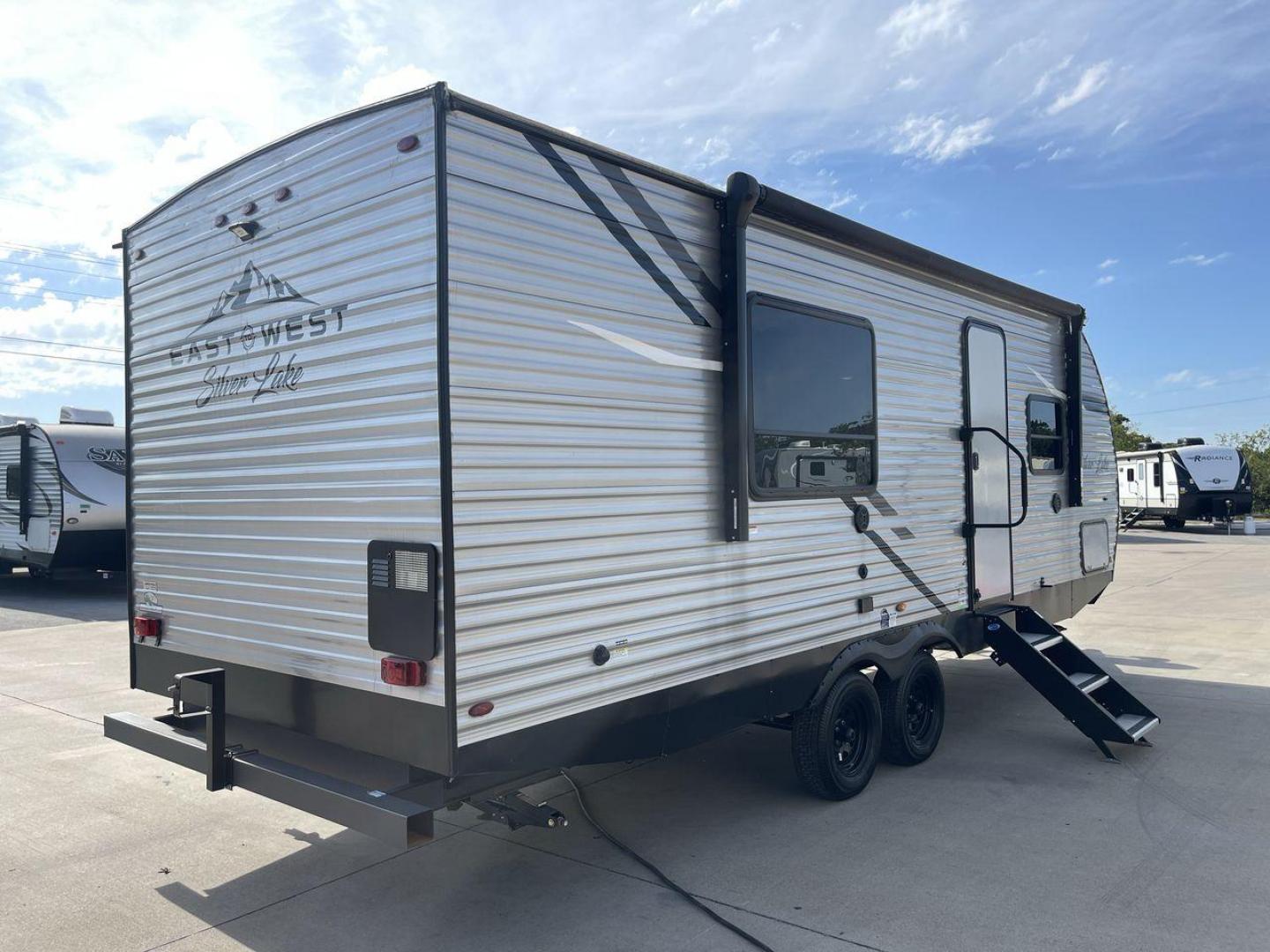 2022 FOREST RIVER SILVER LAKE 25KRB (5ZT2SKPB1N9) , Length: 28.08 ft. | Dry Weight: 4,976 lbs. transmission, located at 4319 N Main Street, Cleburne, TX, 76033, (817) 221-0660, 32.435829, -97.384178 - Photo#25