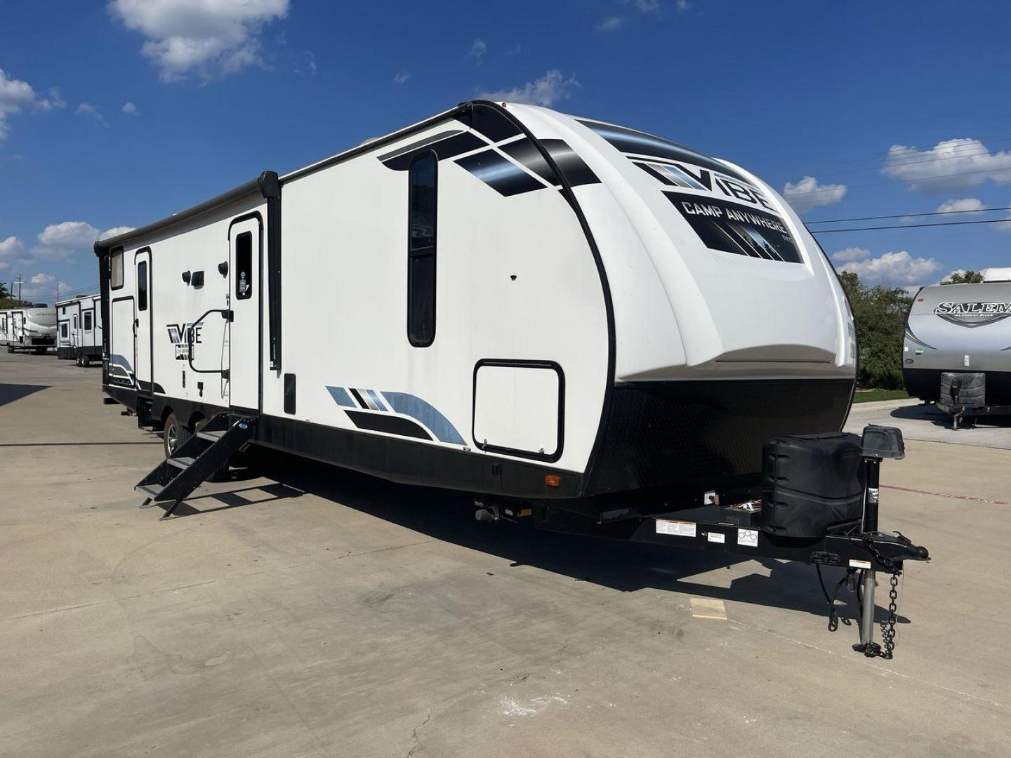 2022 FOREST RIVER VIBE 32BH (4X4TVBH28N4) , Length: 38.25 ft. | Dry Weight: 7,836 lbs. | Slides: 2 transmission, located at 4319 N Main Street, Cleburne, TX, 76033, (817) 221-0660, 32.435829, -97.384178 - Photo#23