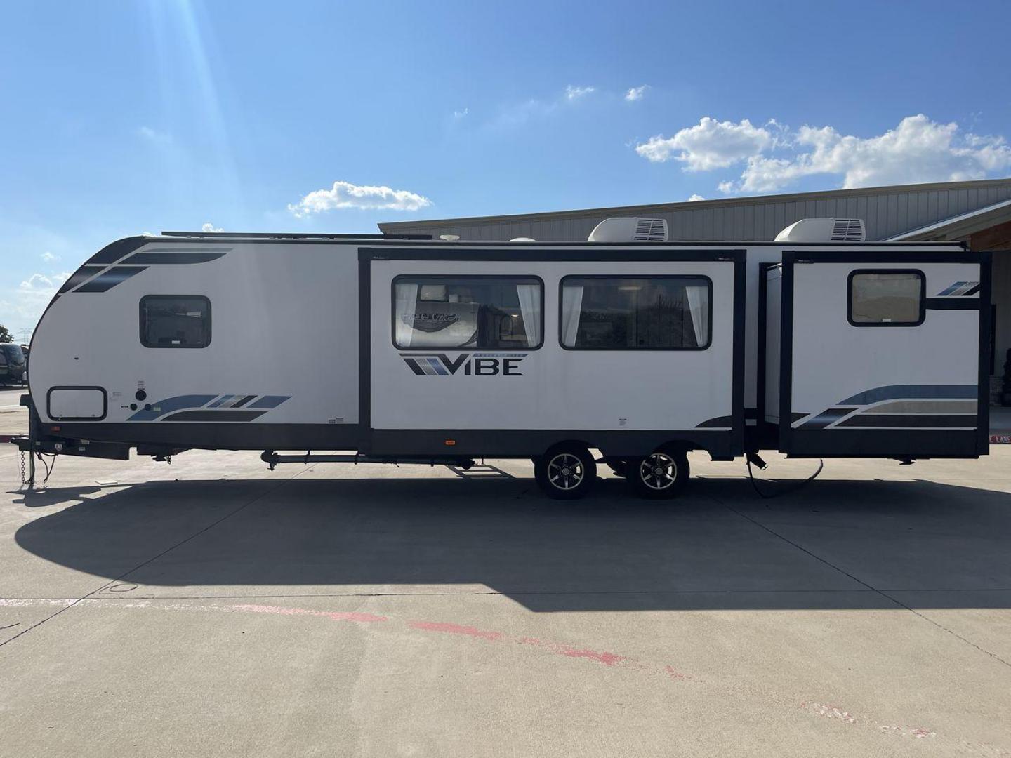 2022 FOREST RIVER VIBE 32BH (4X4TVBH28N4) , Length: 38.25 ft. | Dry Weight: 7,836 lbs. | Slides: 2 transmission, located at 4319 N Main Street, Cleburne, TX, 76033, (817) 221-0660, 32.435829, -97.384178 - Photo#24