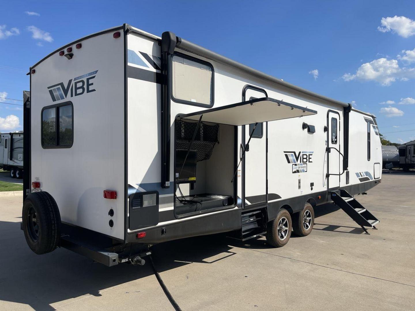 2022 FOREST RIVER VIBE 32BH (4X4TVBH28N4) , Length: 38.25 ft. | Dry Weight: 7,836 lbs. | Slides: 2 transmission, located at 4319 N Main Street, Cleburne, TX, 76033, (817) 221-0660, 32.435829, -97.384178 - Photo#25