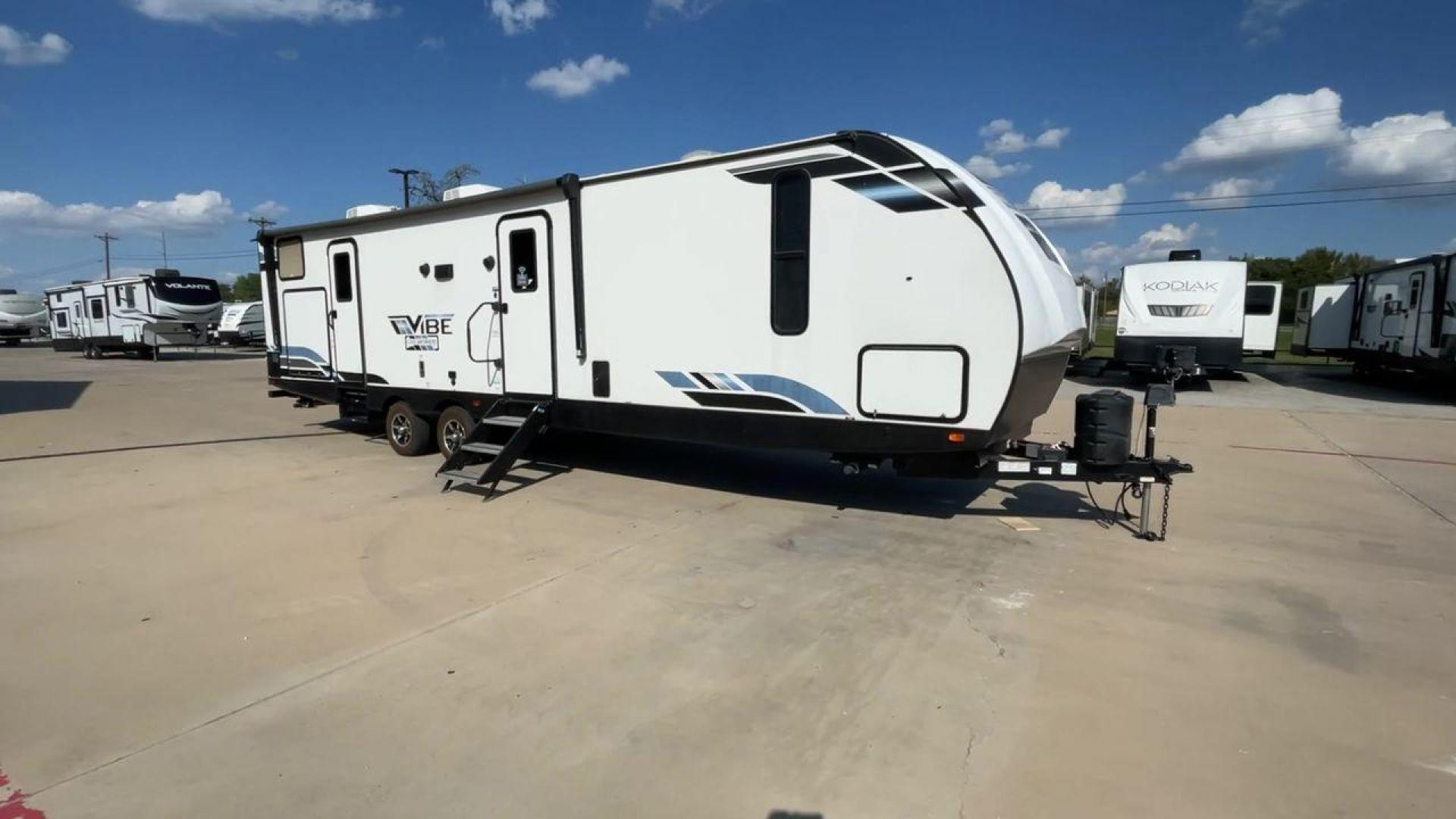 2022 FOREST RIVER VIBE 32BH (4X4TVBH28N4) , Length: 38.25 ft. | Dry Weight: 7,836 lbs. | Slides: 2 transmission, located at 4319 N Main Street, Cleburne, TX, 76033, (817) 221-0660, 32.435829, -97.384178 - Photo#3