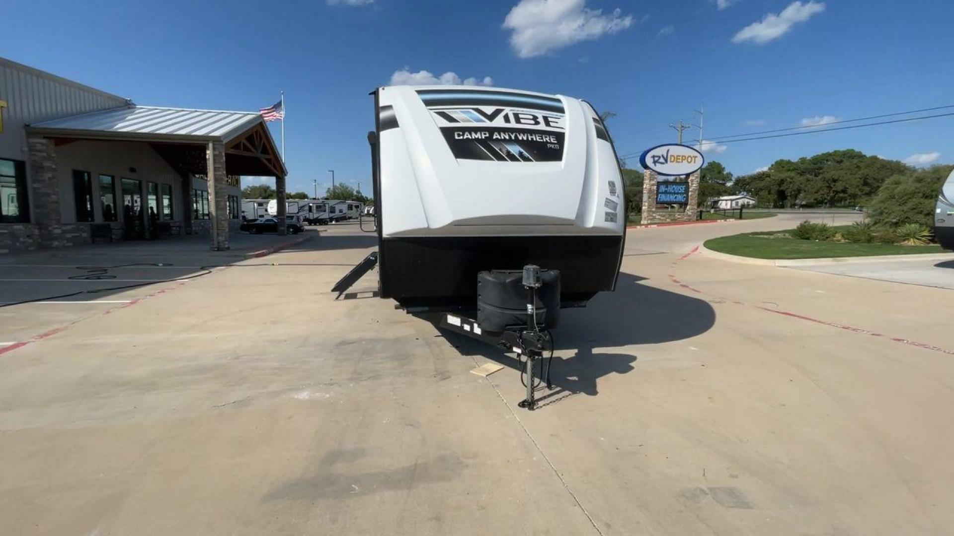 2022 FOREST RIVER VIBE 32BH (4X4TVBH28N4) , Length: 38.25 ft. | Dry Weight: 7,836 lbs. | Slides: 2 transmission, located at 4319 N Main Street, Cleburne, TX, 76033, (817) 221-0660, 32.435829, -97.384178 - Photo#4