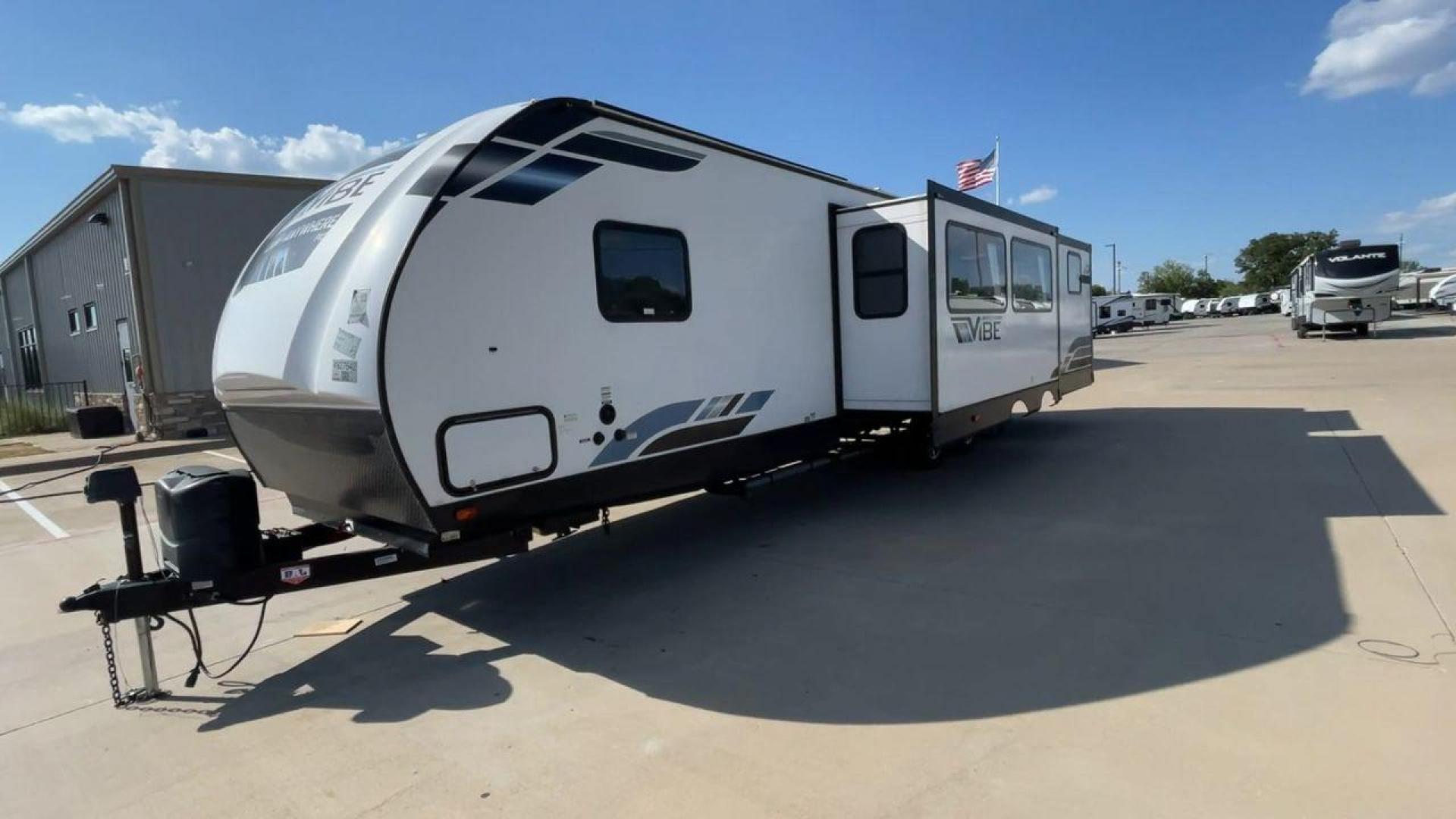 2022 FOREST RIVER VIBE 32BH (4X4TVBH28N4) , Length: 38.25 ft. | Dry Weight: 7,836 lbs. | Slides: 2 transmission, located at 4319 N Main Street, Cleburne, TX, 76033, (817) 221-0660, 32.435829, -97.384178 - Photo#5