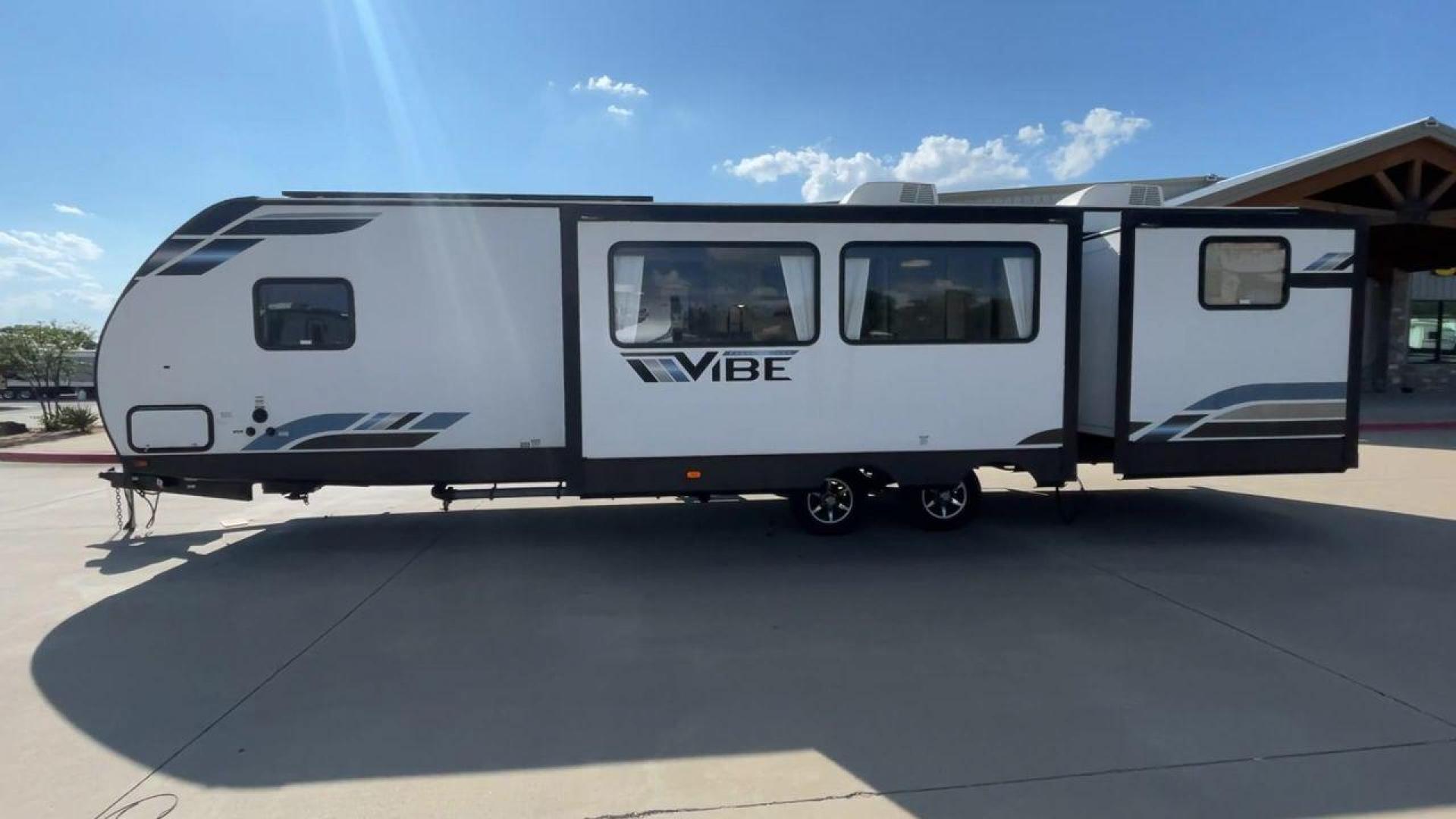 2022 FOREST RIVER VIBE 32BH (4X4TVBH28N4) , Length: 38.25 ft. | Dry Weight: 7,836 lbs. | Slides: 2 transmission, located at 4319 N Main Street, Cleburne, TX, 76033, (817) 221-0660, 32.435829, -97.384178 - Photo#6