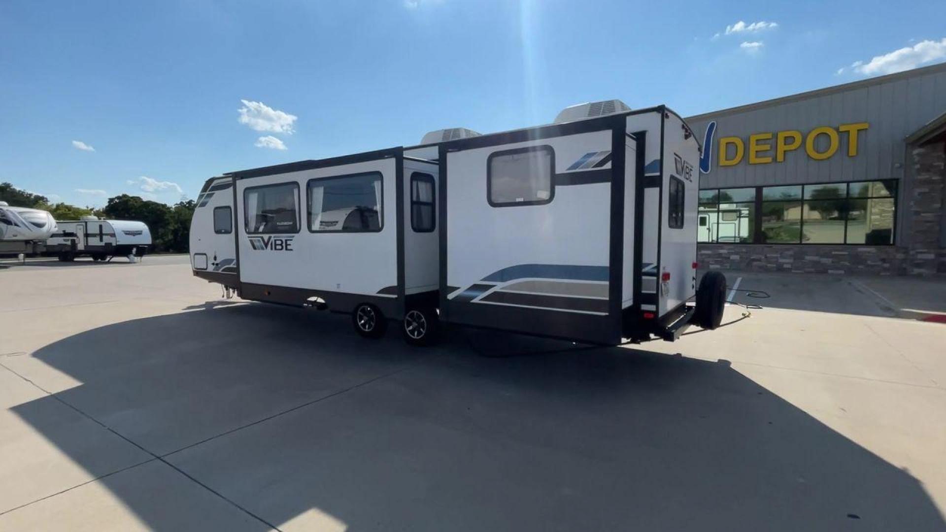 2022 FOREST RIVER VIBE 32BH (4X4TVBH28N4) , Length: 38.25 ft. | Dry Weight: 7,836 lbs. | Slides: 2 transmission, located at 4319 N Main Street, Cleburne, TX, 76033, (817) 221-0660, 32.435829, -97.384178 - Photo#7