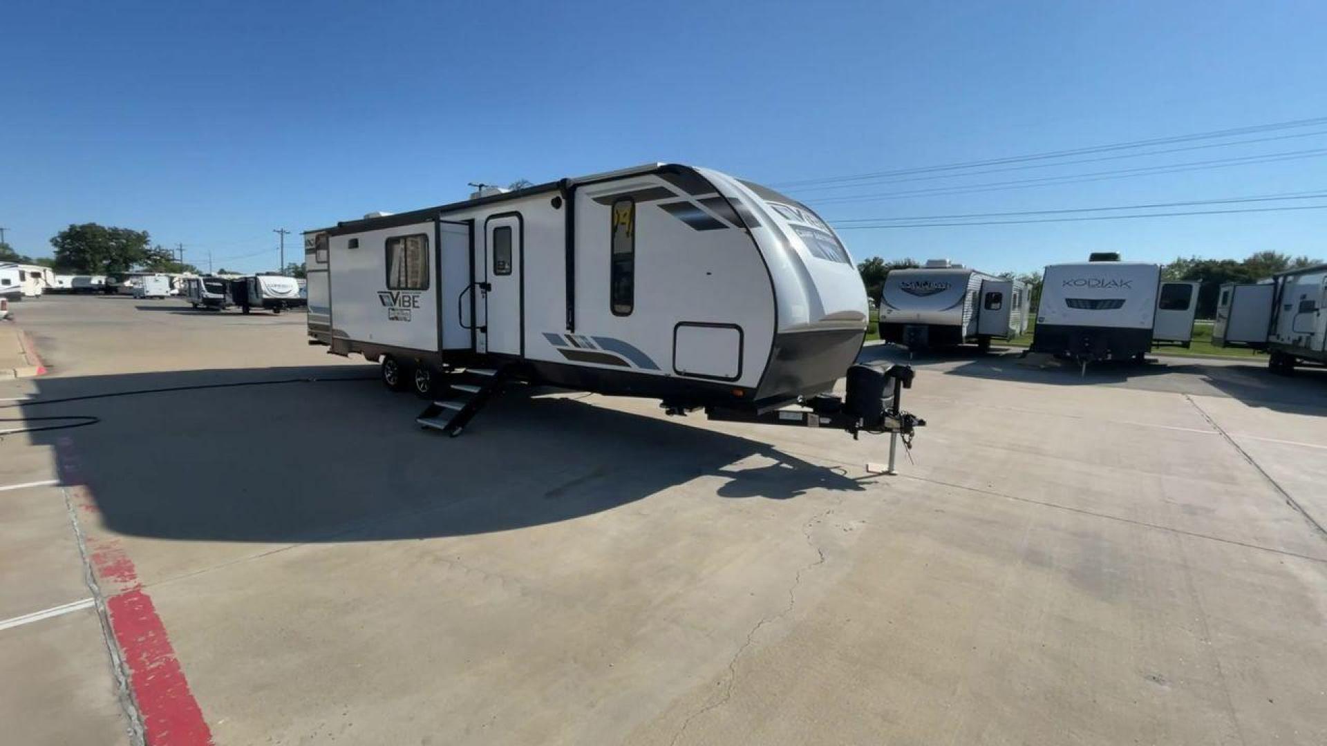 2022 FOREST RIVER VIBE 34BH (4X4TVBK21N4) , Length: 39.42 ft. | Dry Weight: 8,164 lbs. | Slides: 3 transmission, located at 4319 N Main Street, Cleburne, TX, 76033, (817) 221-0660, 32.435829, -97.384178 - Photo#3