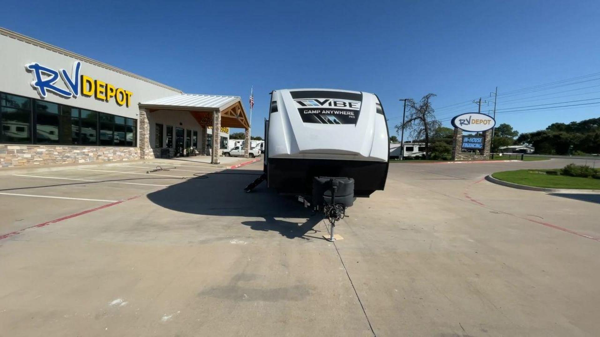 2022 FOREST RIVER VIBE 34BH (4X4TVBK21N4) , Length: 39.42 ft. | Dry Weight: 8,164 lbs. | Slides: 3 transmission, located at 4319 N Main Street, Cleburne, TX, 76033, (817) 221-0660, 32.435829, -97.384178 - Photo#4