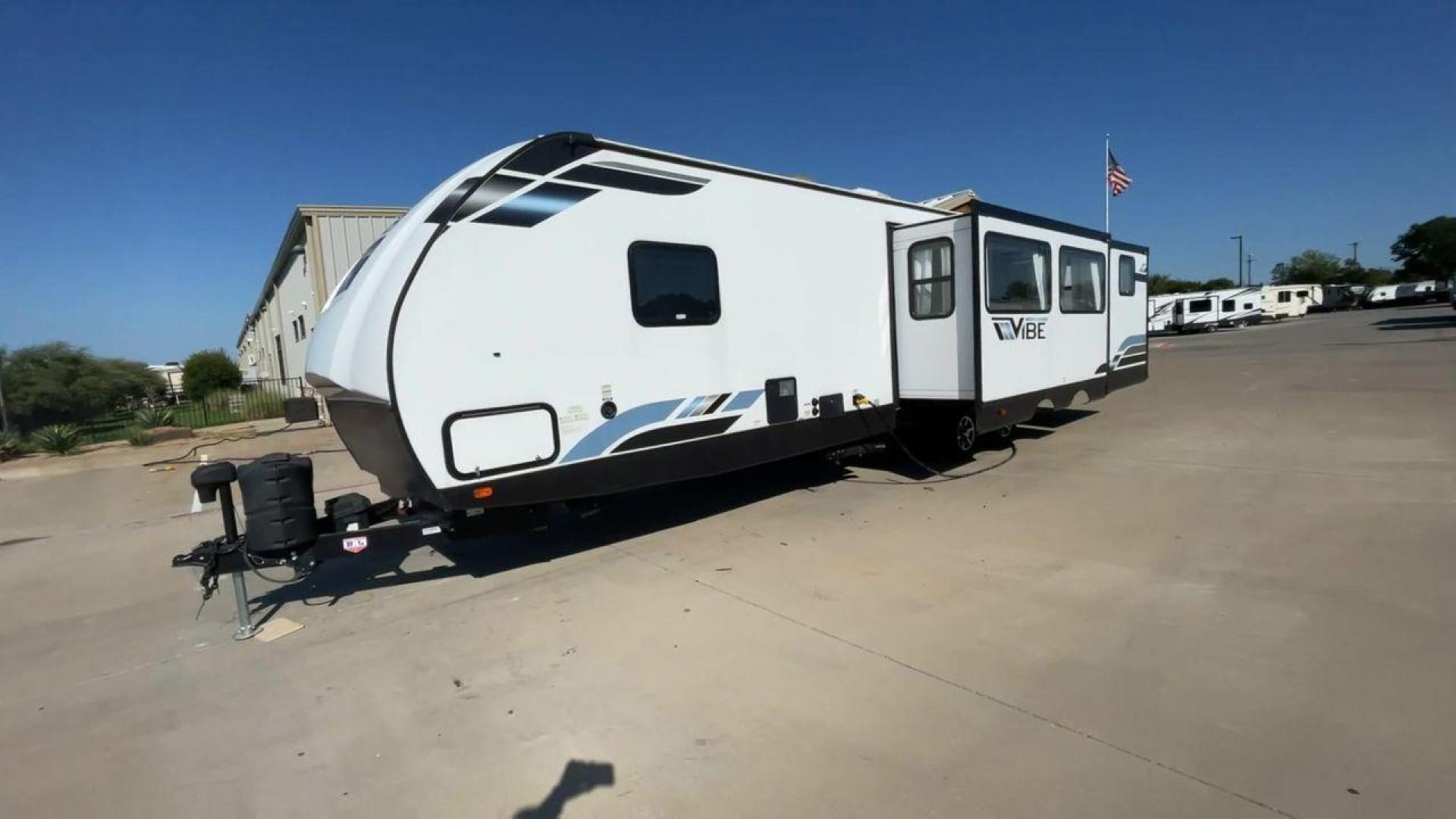 2022 FOREST RIVER VIBE 34BH (4X4TVBK21N4) , Length: 39.42 ft. | Dry Weight: 8,164 lbs. | Slides: 3 transmission, located at 4319 N Main Street, Cleburne, TX, 76033, (817) 221-0660, 32.435829, -97.384178 - Photo#5