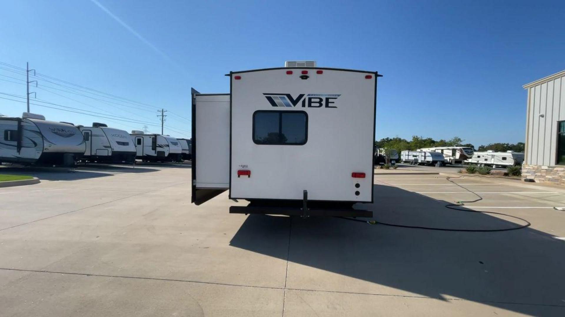 2022 FOREST RIVER VIBE 34BH (4X4TVBK21N4) , Length: 39.42 ft. | Dry Weight: 8,164 lbs. | Slides: 3 transmission, located at 4319 N Main Street, Cleburne, TX, 76033, (817) 221-0660, 32.435829, -97.384178 - Photo#8