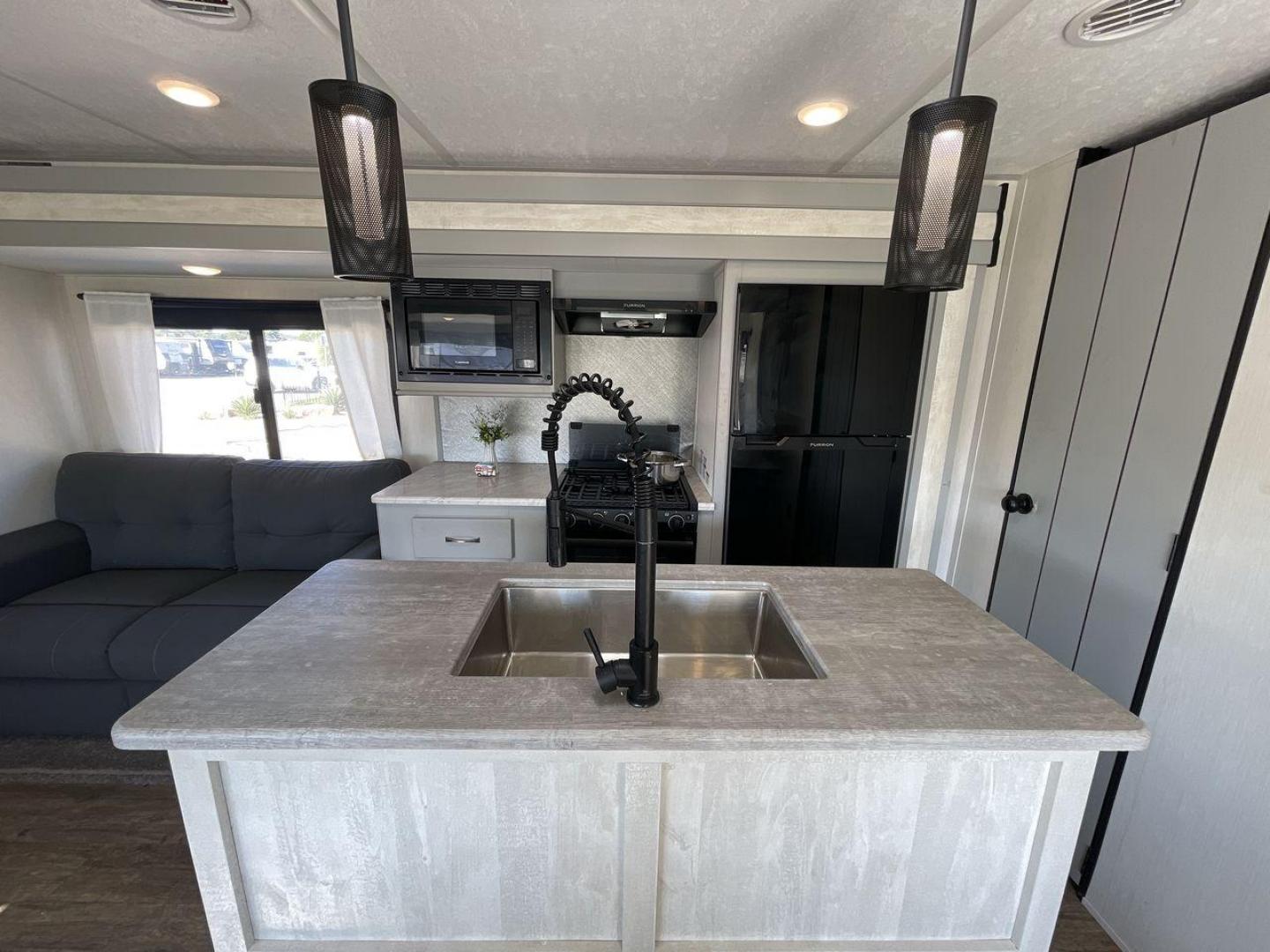 2022 FOREST RIVER VIBE 34BH (4X4TVBK21N4) , Length: 39.42 ft. | Dry Weight: 8,164 lbs. | Slides: 3 transmission, located at 4319 N Main Street, Cleburne, TX, 76033, (817) 221-0660, 32.435829, -97.384178 - Photo#10