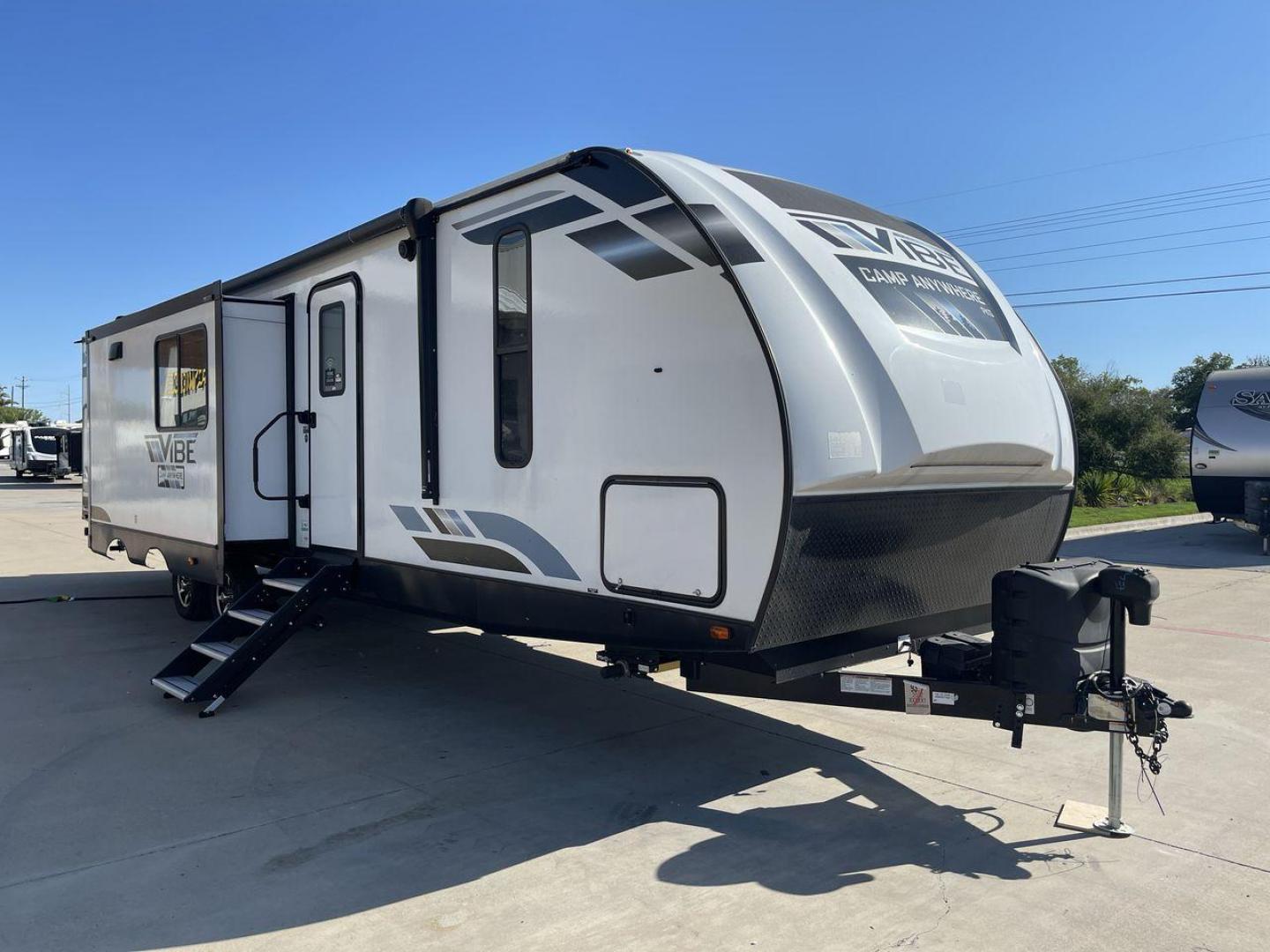 2022 FOREST RIVER VIBE 34BH (4X4TVBK21N4) , Length: 39.42 ft. | Dry Weight: 8,164 lbs. | Slides: 3 transmission, located at 4319 N Main Street, Cleburne, TX, 76033, (817) 221-0660, 32.435829, -97.384178 - Photo#23