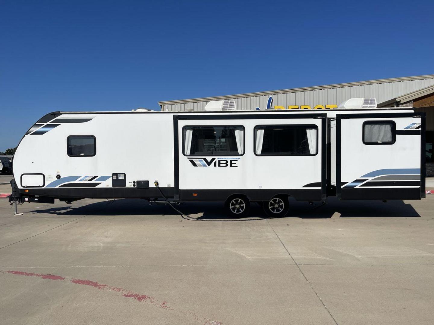 2022 FOREST RIVER VIBE 34BH (4X4TVBK21N4) , Length: 39.42 ft. | Dry Weight: 8,164 lbs. | Slides: 3 transmission, located at 4319 N Main Street, Cleburne, TX, 76033, (817) 221-0660, 32.435829, -97.384178 - Photo#24