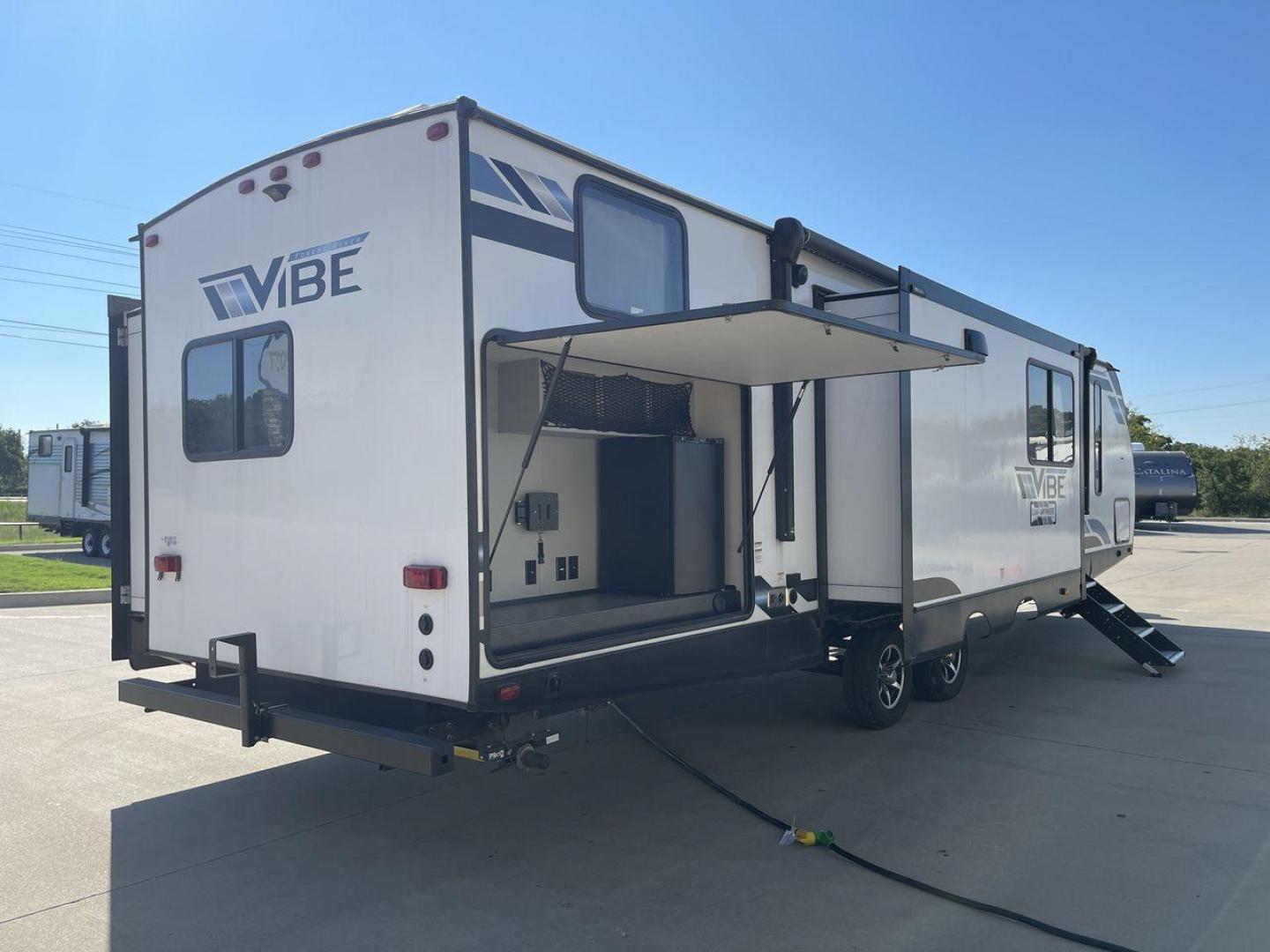 2022 FOREST RIVER VIBE 34BH (4X4TVBK21N4) , Length: 39.42 ft. | Dry Weight: 8,164 lbs. | Slides: 3 transmission, located at 4319 N Main Street, Cleburne, TX, 76033, (817) 221-0660, 32.435829, -97.384178 - Photo#25