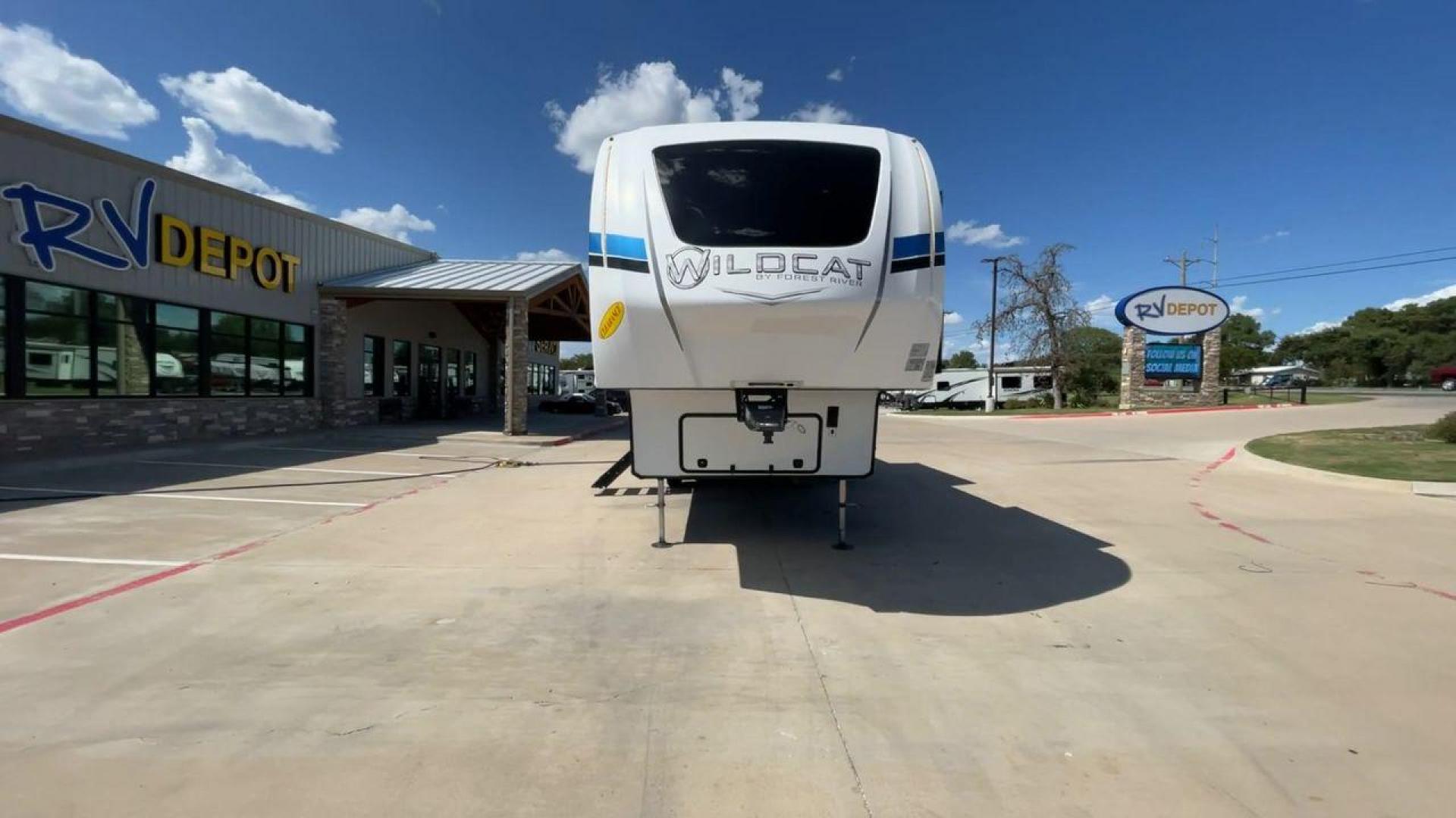 2022 FOREST RIVER WILDCAT 302BH (4X4FWCF23NG) , Length: 35.83 ft. | Dry Weight: 8,729 lbs. | Slides: 2 transmission, located at 4319 N Main Street, Cleburne, TX, 76033, (817) 221-0660, 32.435829, -97.384178 - Photo#4