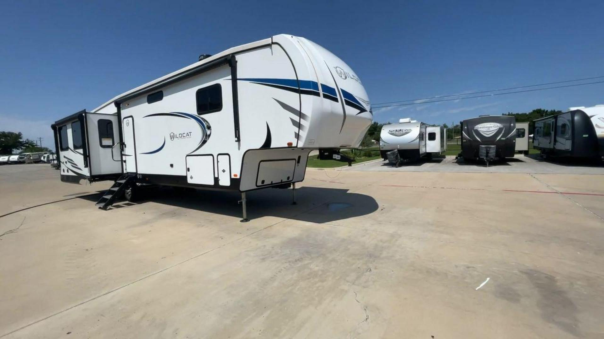 2022 FOREST RIVER WILDCAT 369MBL (4X4FWCN23NG) , Length: 42.58 ft. | Dry Weight: 11,509 lbs. | Slides: 4 transmission, located at 4319 N Main Street, Cleburne, TX, 76033, (817) 221-0660, 32.435829, -97.384178 - The 2022 Forest River Wildcat 369BHS is a spacious and luxurious fifth wheel that is perfect for families or those who love to travel in style. At 42.58 feet in length, this model provides ample living space, highlighted by four slides that open up the interior even further. The modern kitchen is eq - Photo#3