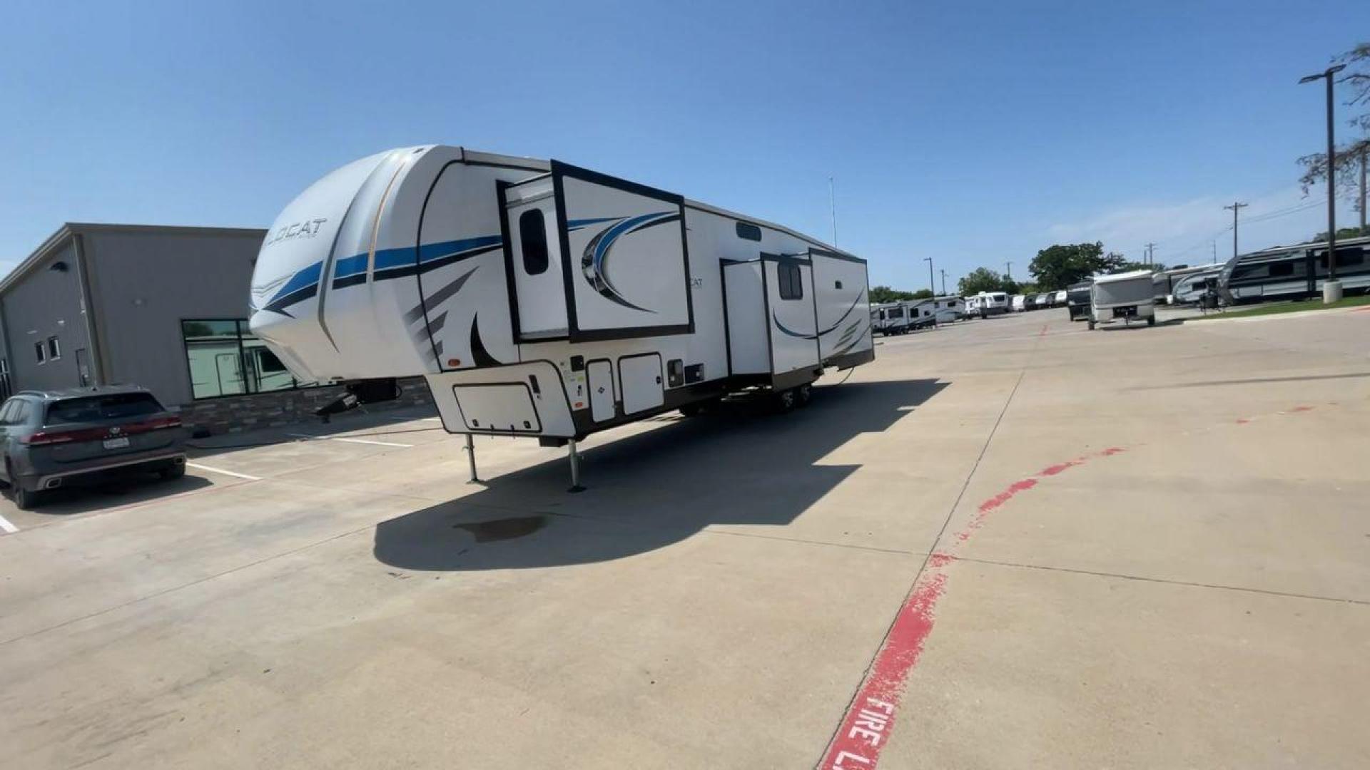 2022 FOREST RIVER WILDCAT 369MBL (4X4FWCN23NG) , Length: 42.58 ft. | Dry Weight: 11,509 lbs. | Slides: 4 transmission, located at 4319 N Main Street, Cleburne, TX, 76033, (817) 221-0660, 32.435829, -97.384178 - Photo#5