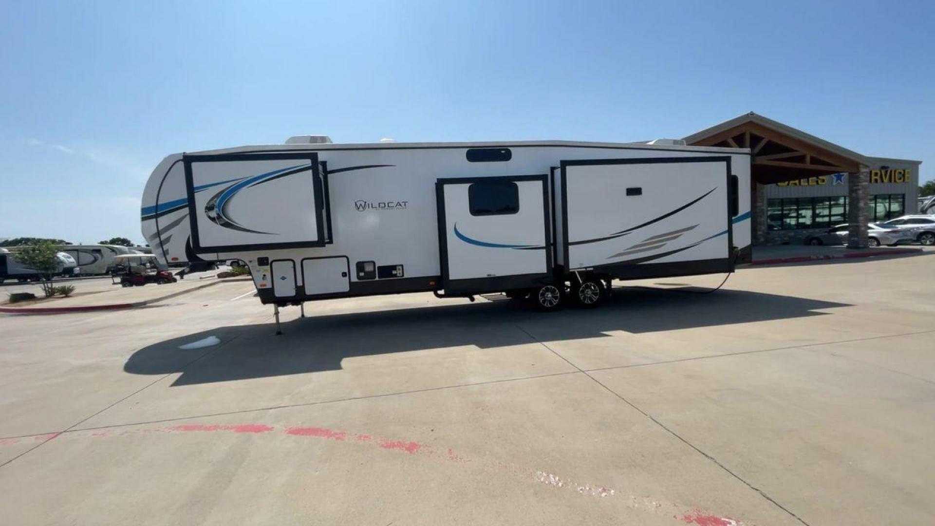 2022 FOREST RIVER WILDCAT 369MBL (4X4FWCN23NG) , Length: 42.58 ft. | Dry Weight: 11,509 lbs. | Slides: 4 transmission, located at 4319 N Main Street, Cleburne, TX, 76033, (817) 221-0660, 32.435829, -97.384178 - The 2022 Forest River Wildcat 369BHS is a spacious and luxurious fifth wheel that is perfect for families or those who love to travel in style. At 42.58 feet in length, this model provides ample living space, highlighted by four slides that open up the interior even further. The modern kitchen is eq - Photo#6