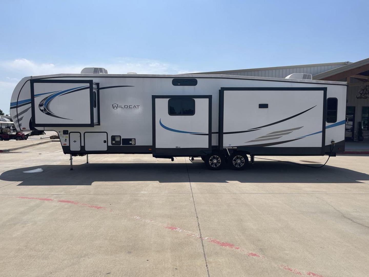 2022 FOREST RIVER WILDCAT 369MBL (4X4FWCN23NG) , Length: 42.58 ft. | Dry Weight: 11,509 lbs. | Slides: 4 transmission, located at 4319 N Main Street, Cleburne, TX, 76033, (817) 221-0660, 32.435829, -97.384178 - The 2022 Forest River Wildcat 369BHS is a spacious and luxurious fifth wheel that is perfect for families or those who love to travel in style. At 42.58 feet in length, this model provides ample living space, highlighted by four slides that open up the interior even further. The modern kitchen is eq - Photo#24