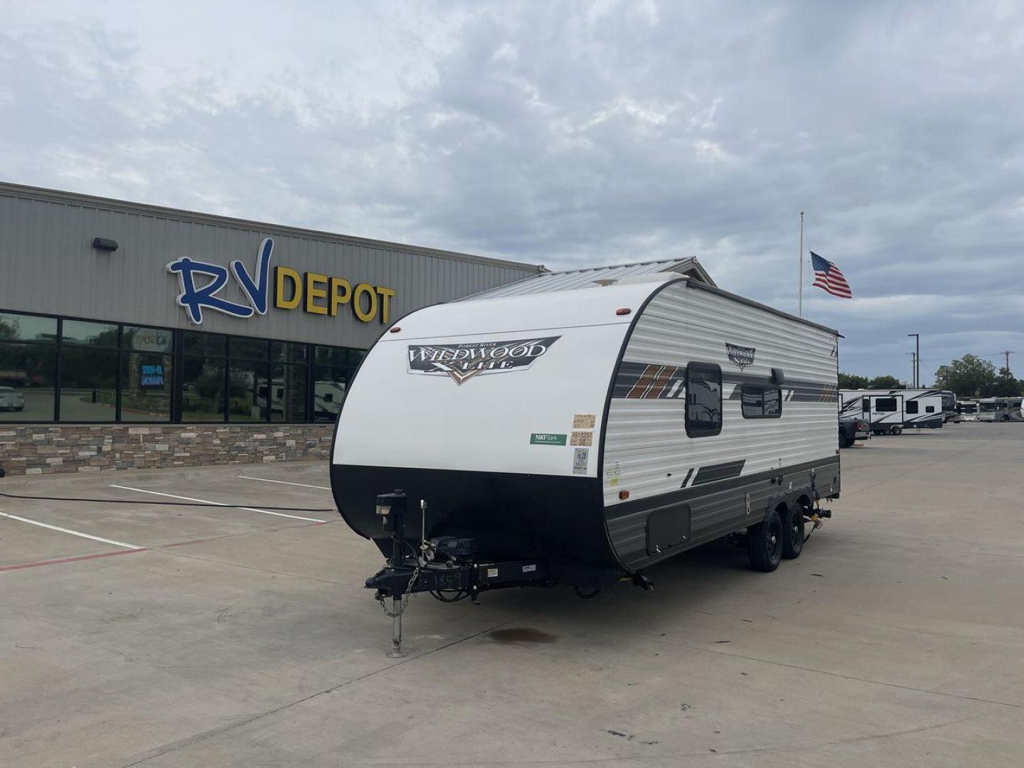 2022 FOREST RIVER WILDWOOD 19DBXL (4X4TWDU23N7) , Length: 24.67 ft. | Dry Weight: 4,483 lbs. transmission, located at 4319 N Main Street, Cleburne, TX, 76033, (817) 221-0660, 32.435829, -97.384178 - This travel trailer is meticulously designed for both experienced and novice adventurers, offering a manageable length of 24.67 feet and a dry weight of 4,483 lbs. The compact design of the 2022 Forest River Wildwood 19DBXL does not sacrifice style or functionality, making it an ideal choice for t - Photo#0