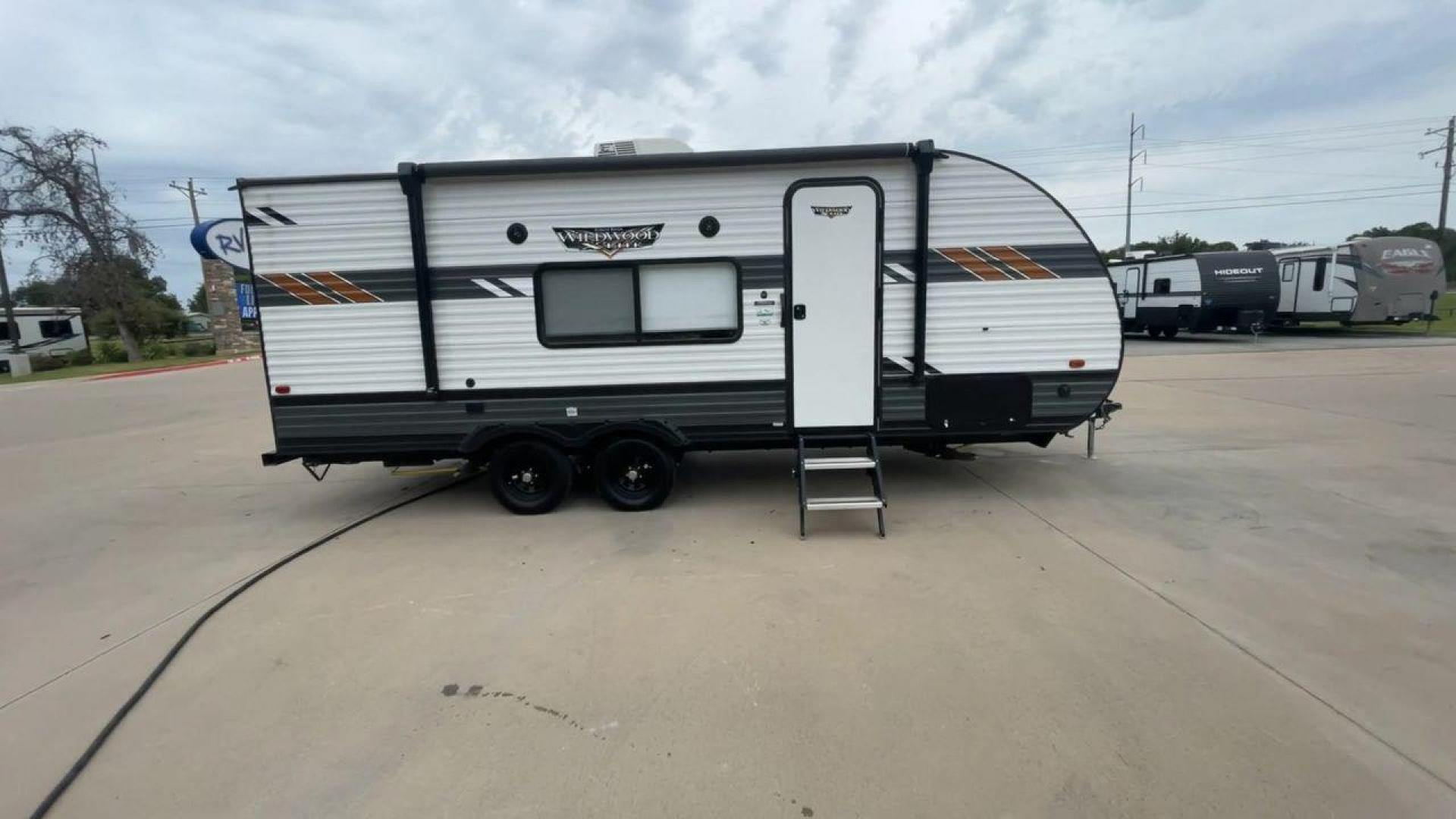 2022 FOREST RIVER WILDWOOD 19DBXL (4X4TWDU23N7) , Length: 24.67 ft. | Dry Weight: 4,483 lbs. transmission, located at 4319 N Main Street, Cleburne, TX, 76033, (817) 221-0660, 32.435829, -97.384178 - This travel trailer is meticulously designed for both experienced and novice adventurers, offering a manageable length of 24.67 feet and a dry weight of 4,483 lbs. The compact design of the 2022 Forest River Wildwood 19DBXL does not sacrifice style or functionality, making it an ideal choice for t - Photo#2