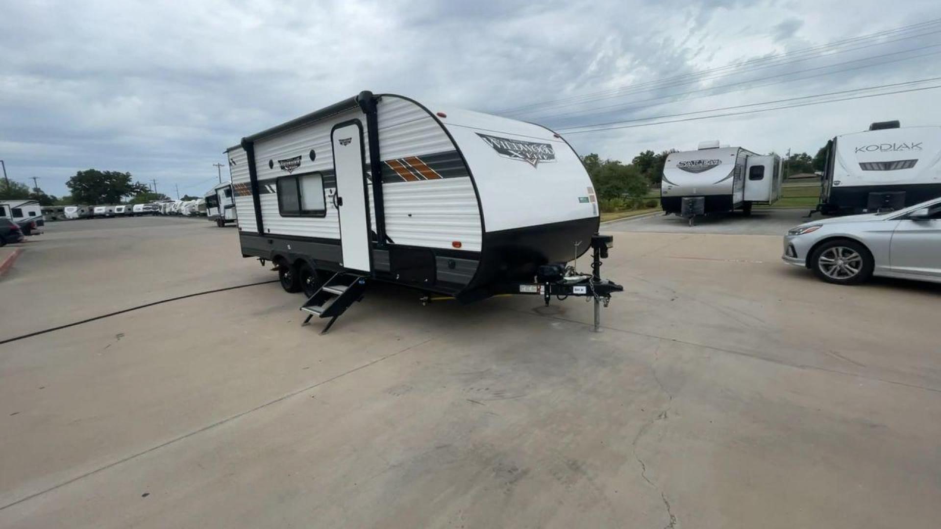 2022 FOREST RIVER WILDWOOD 19DBXL (4X4TWDU23N7) , Length: 24.67 ft. | Dry Weight: 4,483 lbs. transmission, located at 4319 N Main Street, Cleburne, TX, 76033, (817) 221-0660, 32.435829, -97.384178 - This travel trailer is meticulously designed for both experienced and novice adventurers, offering a manageable length of 24.67 feet and a dry weight of 4,483 lbs. The compact design of the 2022 Forest River Wildwood 19DBXL does not sacrifice style or functionality, making it an ideal choice for t - Photo#3