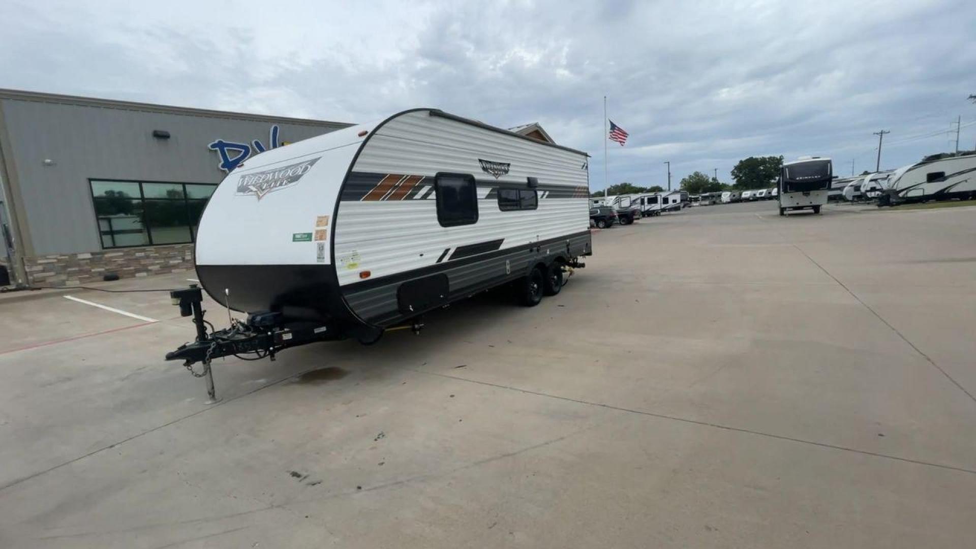 2022 FOREST RIVER WILDWOOD 19DBXL (4X4TWDU23N7) , Length: 24.67 ft. | Dry Weight: 4,483 lbs. transmission, located at 4319 N Main Street, Cleburne, TX, 76033, (817) 221-0660, 32.435829, -97.384178 - This travel trailer is meticulously designed for both experienced and novice adventurers, offering a manageable length of 24.67 feet and a dry weight of 4,483 lbs. The compact design of the 2022 Forest River Wildwood 19DBXL does not sacrifice style or functionality, making it an ideal choice for t - Photo#5