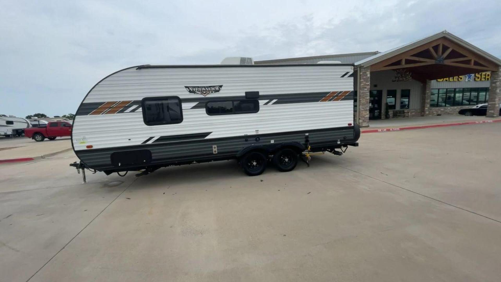 2022 FOREST RIVER WILDWOOD 19DBXL (4X4TWDU23N7) , Length: 24.67 ft. | Dry Weight: 4,483 lbs. transmission, located at 4319 N Main Street, Cleburne, TX, 76033, (817) 221-0660, 32.435829, -97.384178 - This travel trailer is meticulously designed for both experienced and novice adventurers, offering a manageable length of 24.67 feet and a dry weight of 4,483 lbs. The compact design of the 2022 Forest River Wildwood 19DBXL does not sacrifice style or functionality, making it an ideal choice for t - Photo#6