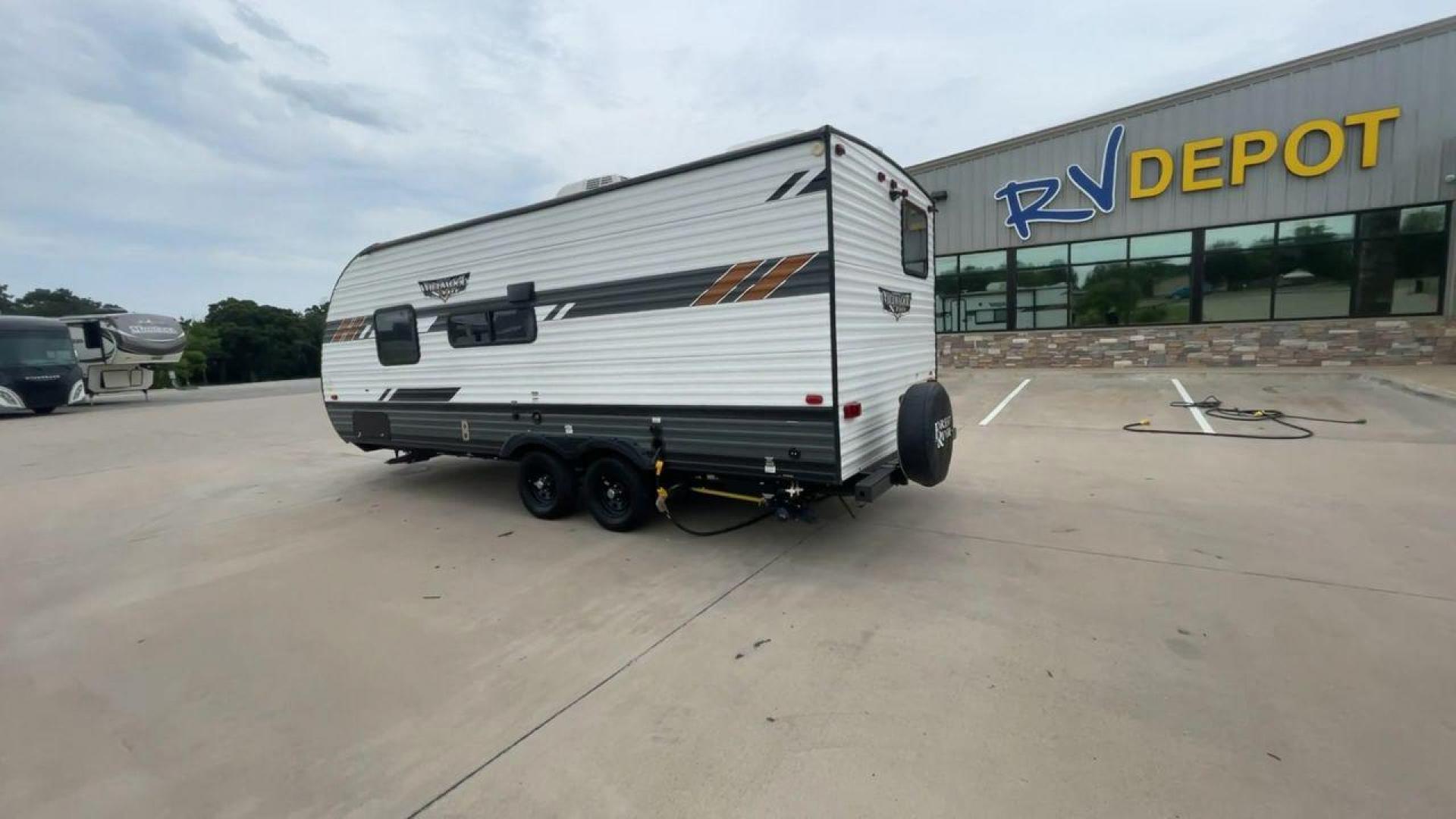 2022 FOREST RIVER WILDWOOD 19DBXL (4X4TWDU23N7) , Length: 24.67 ft. | Dry Weight: 4,483 lbs. transmission, located at 4319 N Main Street, Cleburne, TX, 76033, (817) 221-0660, 32.435829, -97.384178 - This travel trailer is meticulously designed for both experienced and novice adventurers, offering a manageable length of 24.67 feet and a dry weight of 4,483 lbs. The compact design of the 2022 Forest River Wildwood 19DBXL does not sacrifice style or functionality, making it an ideal choice for t - Photo#7