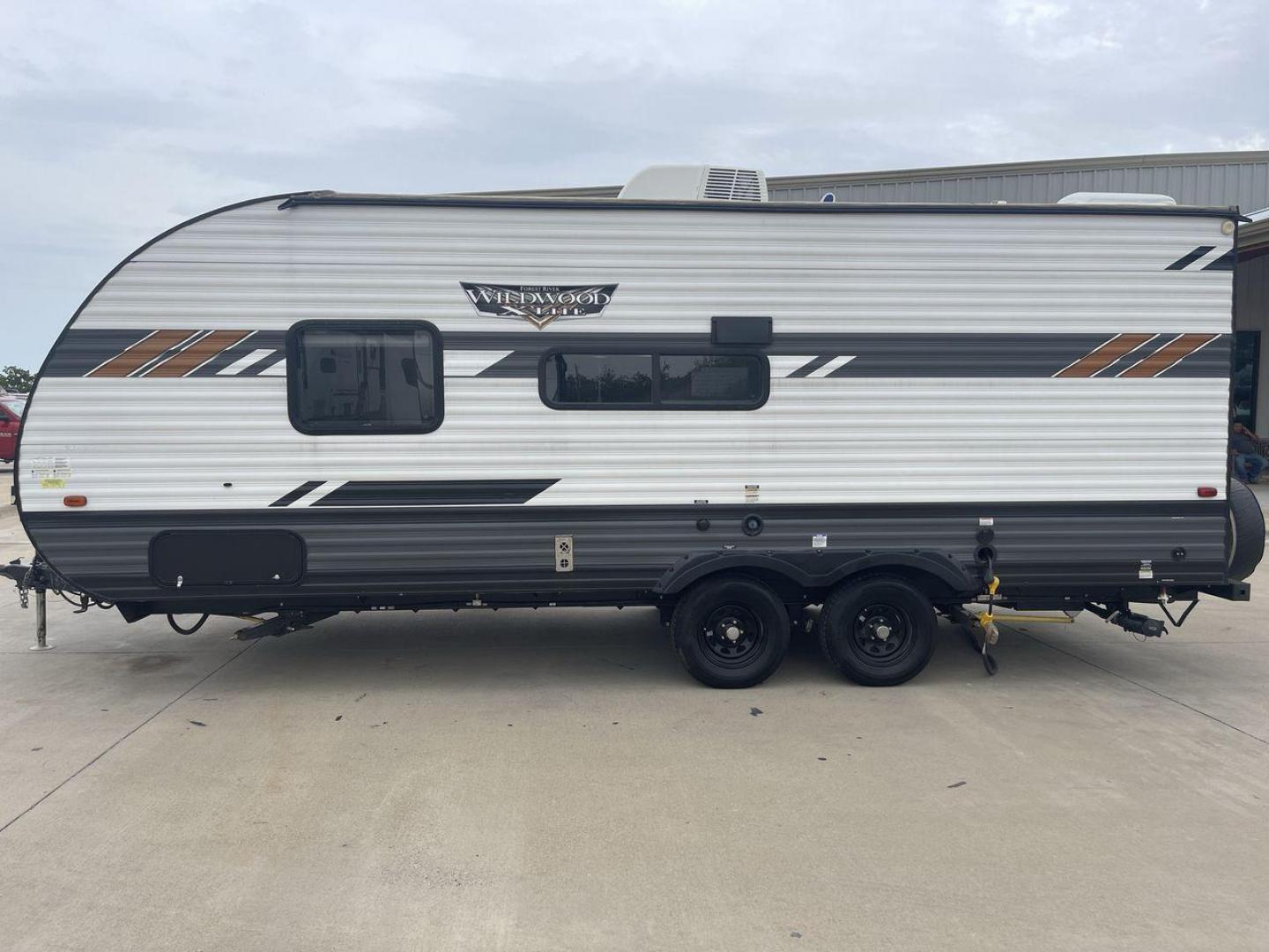 2022 FOREST RIVER WILDWOOD 19DBXL (4X4TWDU23N7) , Length: 24.67 ft. | Dry Weight: 4,483 lbs. transmission, located at 4319 N Main Street, Cleburne, TX, 76033, (817) 221-0660, 32.435829, -97.384178 - This travel trailer is meticulously designed for both experienced and novice adventurers, offering a manageable length of 24.67 feet and a dry weight of 4,483 lbs. The compact design of the 2022 Forest River Wildwood 19DBXL does not sacrifice style or functionality, making it an ideal choice for t - Photo#23