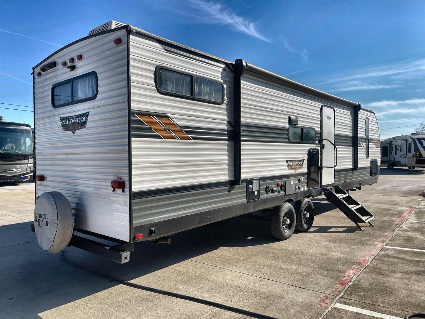 2022 FOREST RIVER WILDWOOD 29VBUD (4X4TWDE24NA) , Length: 36.17 ft. | Dry Weight: 7,728 lbs. | Slides: 1 transmission, located at 4319 N Main Street, Cleburne, TX, 76033, (817) 221-0660, 32.435829, -97.384178 - Photo#25