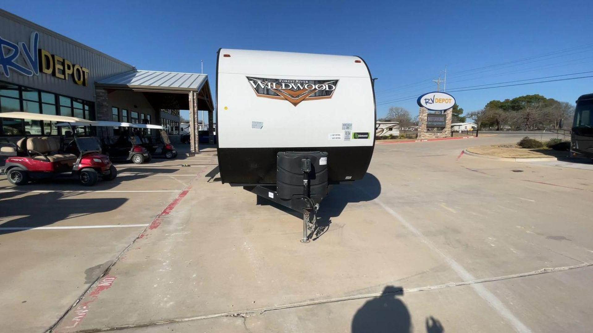 2022 FOREST RIVER WILDWOOD 29VBUD (4X4TWDE24NA) , Length: 36.17 ft. | Dry Weight: 7,728 lbs. | Slides: 1 transmission, located at 4319 N Main Street, Cleburne, TX, 76033, (817) 221-0660, 32.435829, -97.384178 - Photo#4