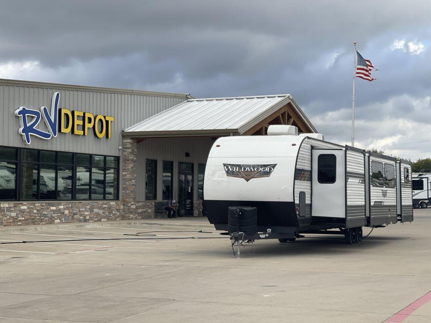 2022 FOREST RIVER WILDWOOD 33TS (4X4TWDJ2XN8) , Length: 38.75 ft. | Dry Weight: 9,276 lbs. | Slides: 3 transmission, located at 4319 N Main Street, Cleburne, TX, 76033, (817) 221-0660, 32.435829, -97.384178 - Photo#0