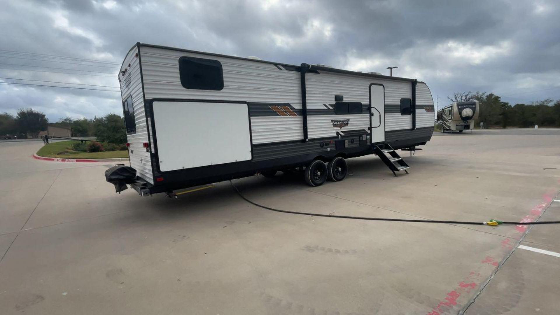 2022 FOREST RIVER WILDWOOD 33TS (4X4TWDJ2XN8) , Length: 38.75 ft. | Dry Weight: 9,276 lbs. | Slides: 3 transmission, located at 4319 N Main Street, Cleburne, TX, 76033, (817) 221-0660, 32.435829, -97.384178 - Photo#1