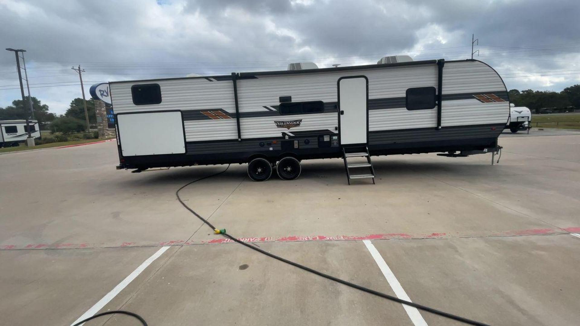 2022 FOREST RIVER WILDWOOD 33TS (4X4TWDJ2XN8) , Length: 38.75 ft. | Dry Weight: 9,276 lbs. | Slides: 3 transmission, located at 4319 N Main Street, Cleburne, TX, 76033, (817) 221-0660, 32.435829, -97.384178 - Photo#2