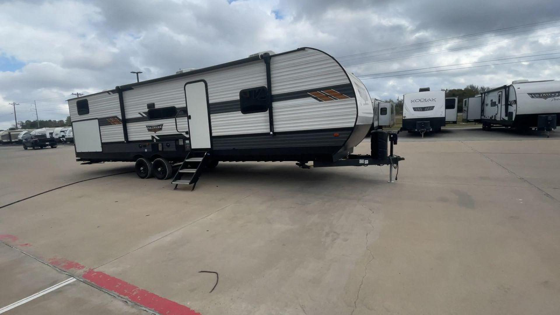 2022 FOREST RIVER WILDWOOD 33TS (4X4TWDJ2XN8) , Length: 38.75 ft. | Dry Weight: 9,276 lbs. | Slides: 3 transmission, located at 4319 N Main Street, Cleburne, TX, 76033, (817) 221-0660, 32.435829, -97.384178 - Photo#3