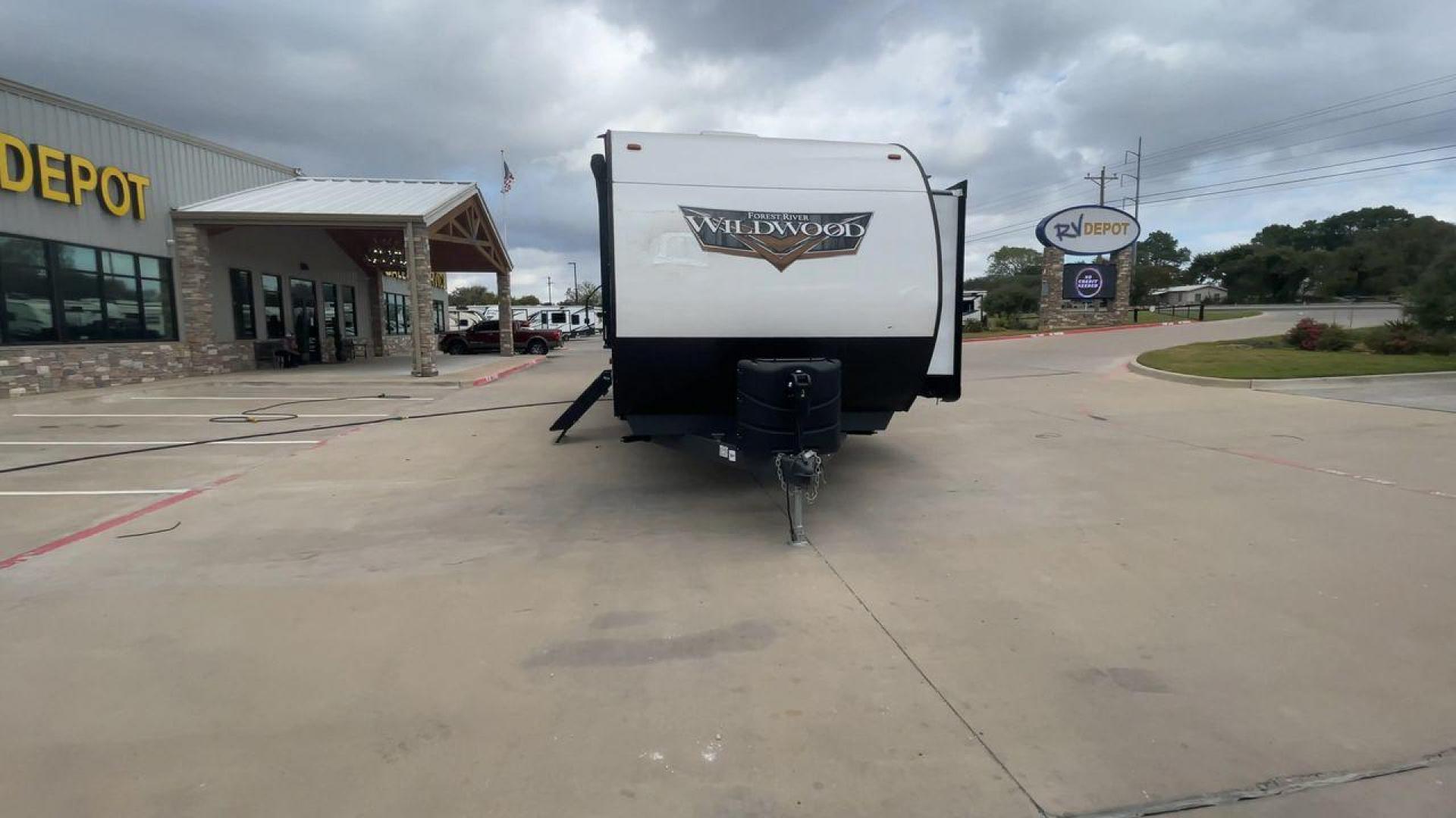 2022 FOREST RIVER WILDWOOD 33TS (4X4TWDJ2XN8) , Length: 38.75 ft. | Dry Weight: 9,276 lbs. | Slides: 3 transmission, located at 4319 N Main Street, Cleburne, TX, 76033, (817) 221-0660, 32.435829, -97.384178 - Photo#4